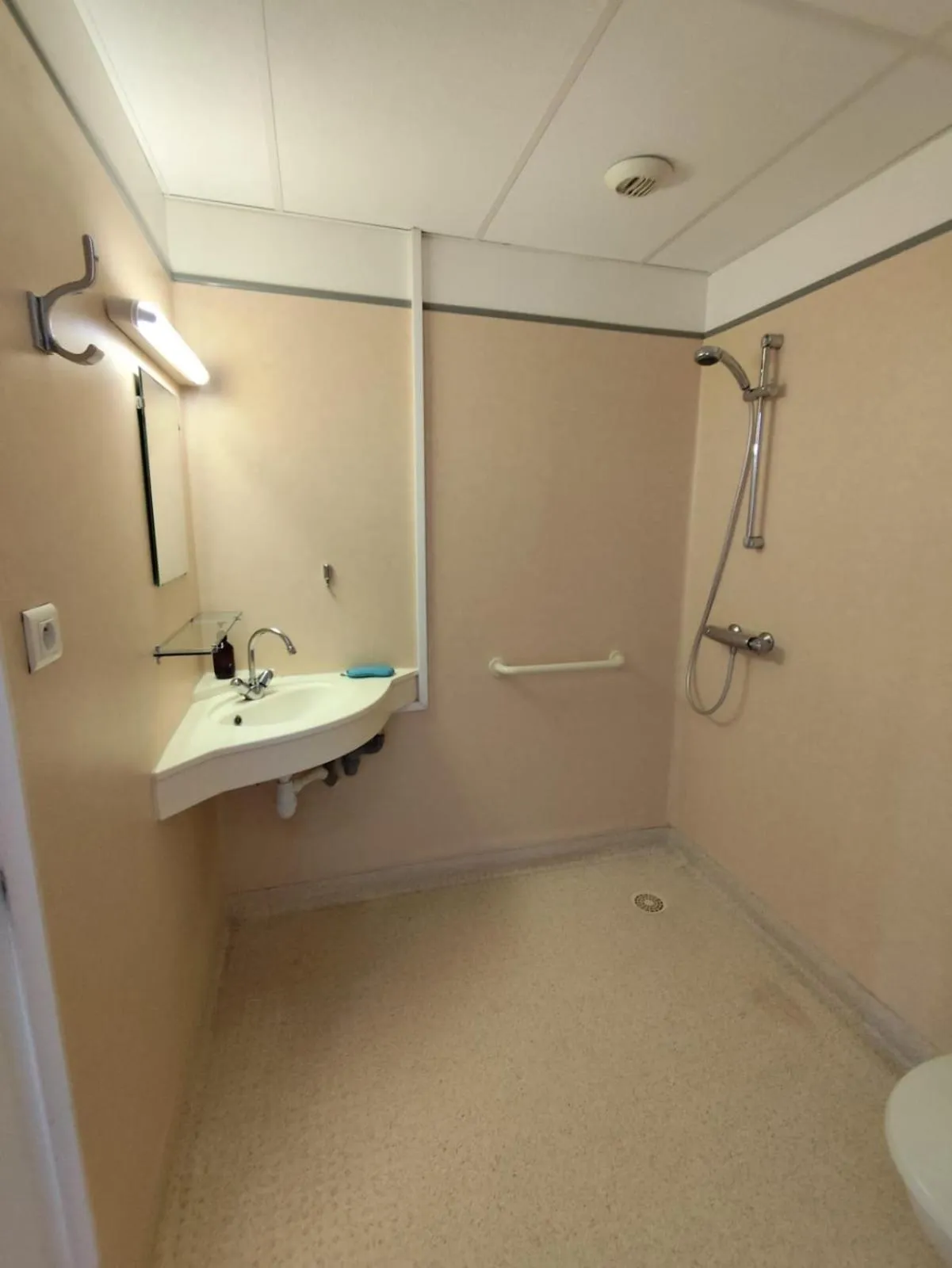Bathroom in Gîte d'étape et de groupe du Clos Saint Roch