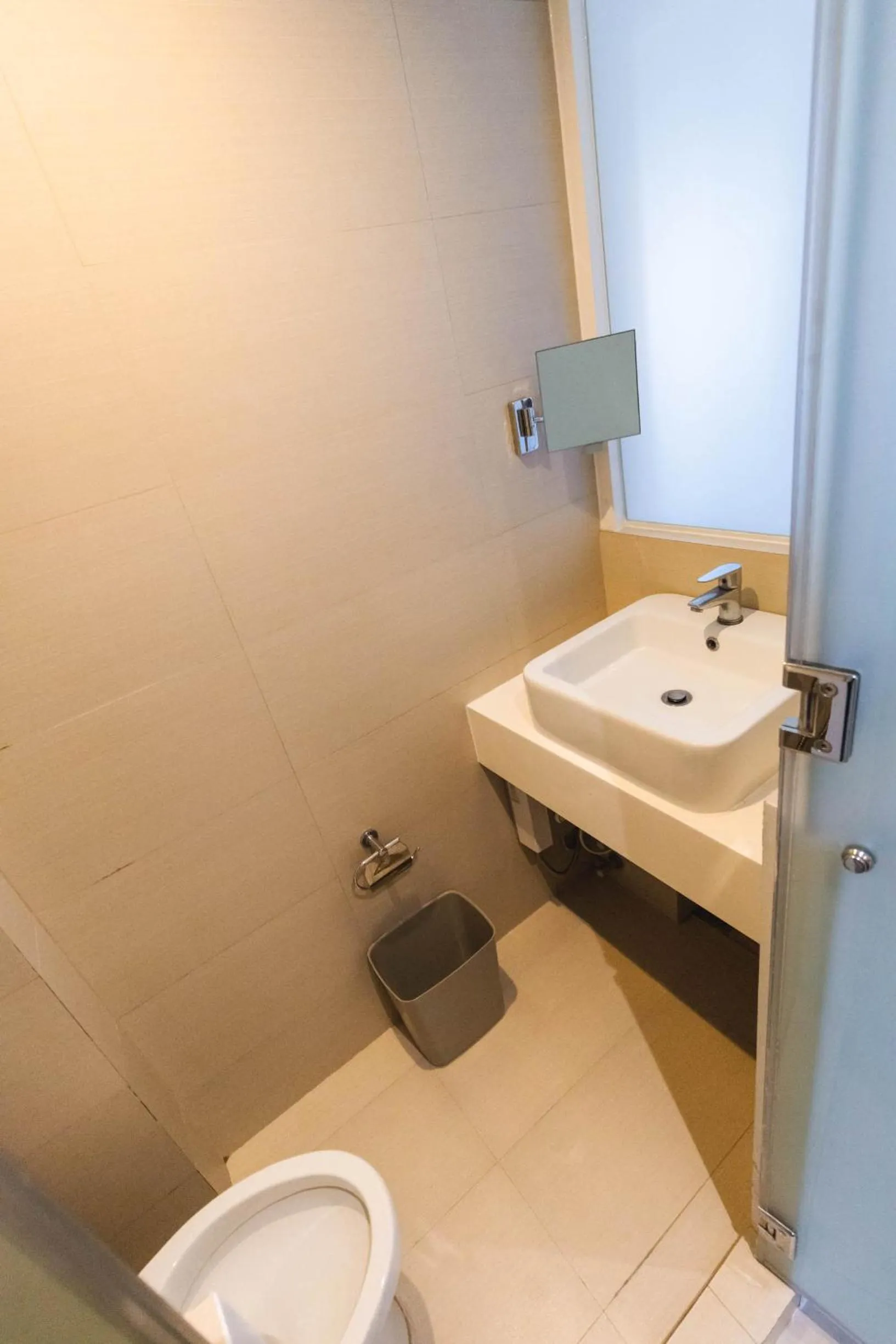 Toilet in Wow Budget Hotel Cubao
