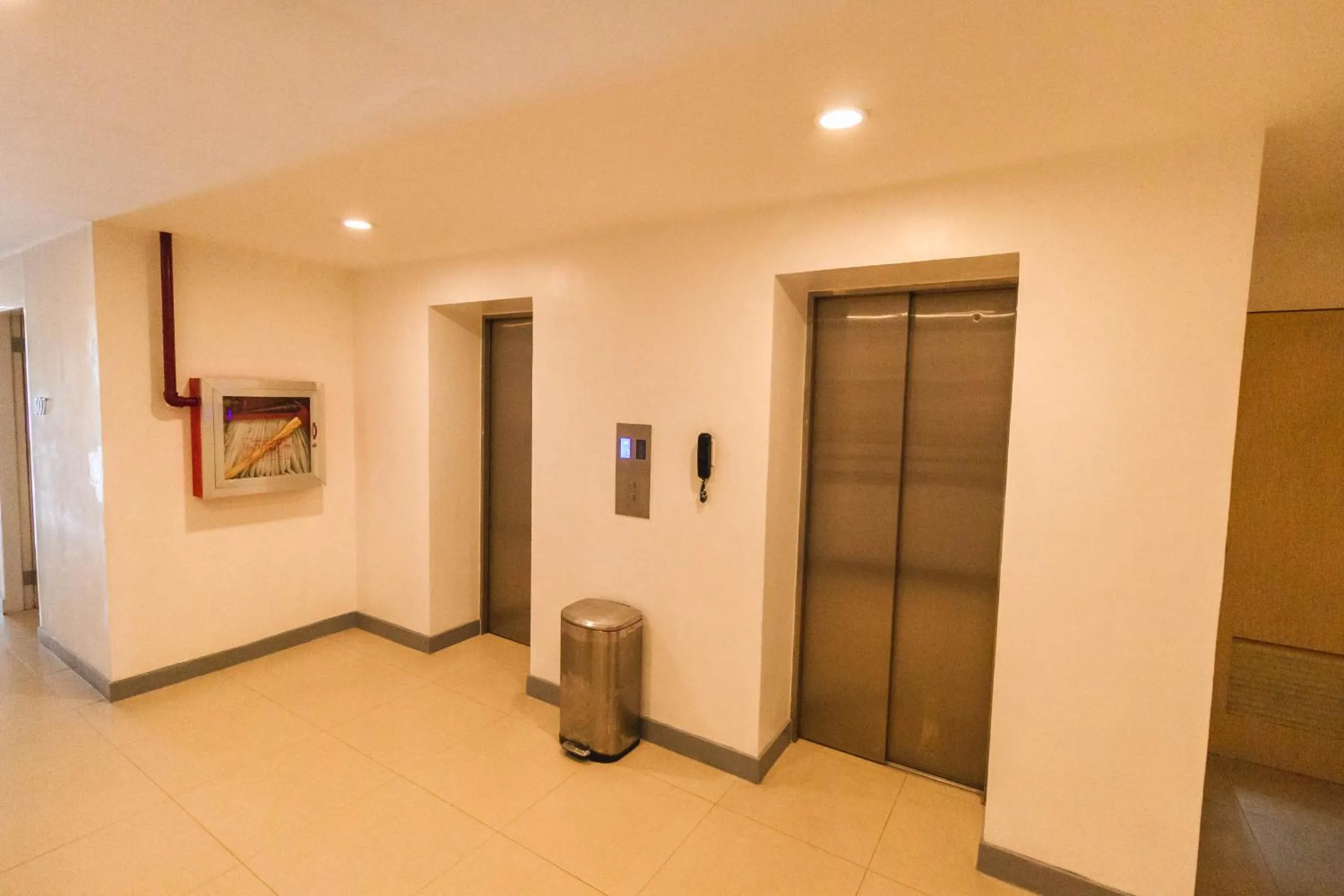 elevator in Wow Budget Hotel Cubao