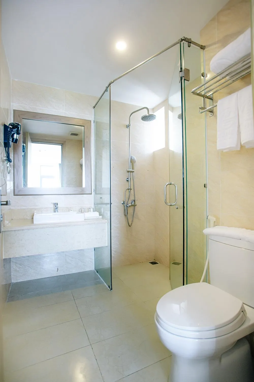 Shower in Lavencos Hotel Da Nang