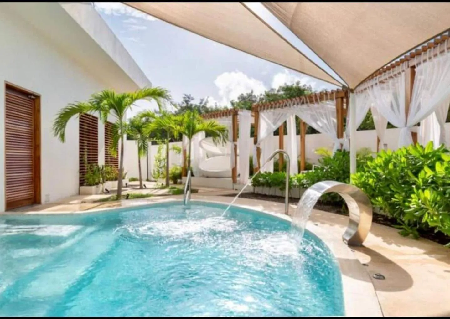 Swimming pool in Central Park ModernStudio, Gym, Spa, Wi-Fi, cowork