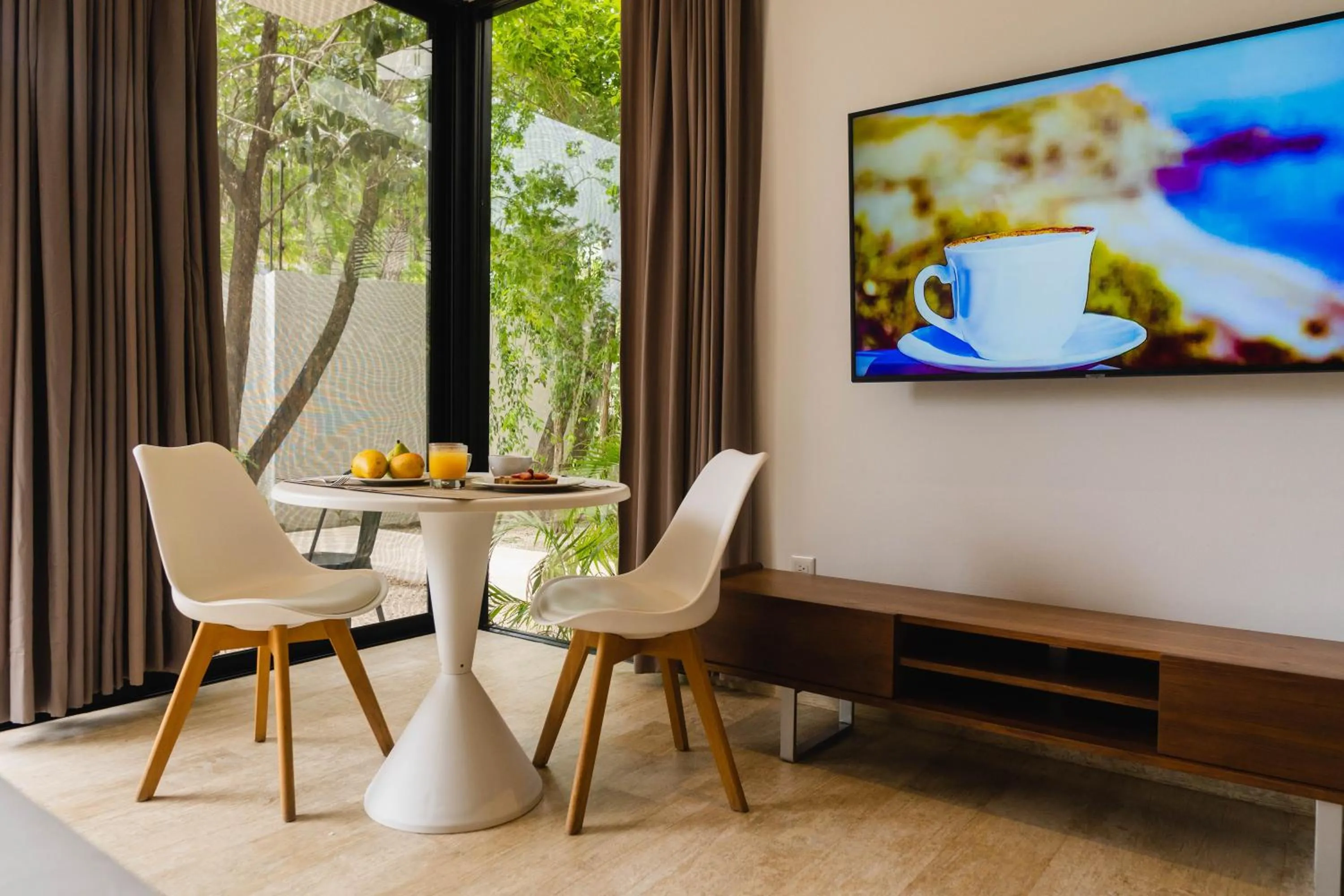 Dining area in Central Park ModernStudio, Gym, Spa, Wi-Fi, cowork