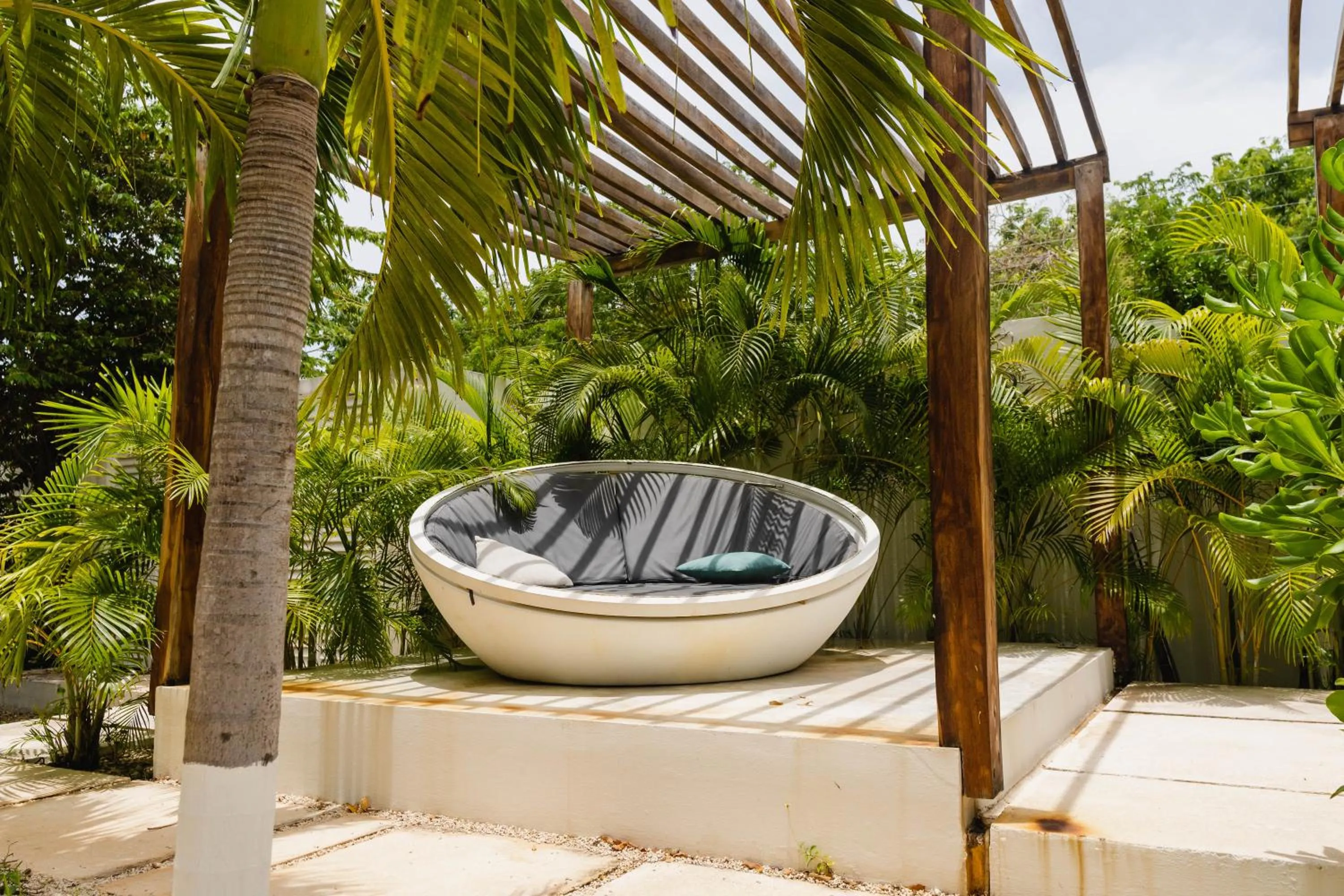 Pool view in Central Park ModernStudio, Gym, Spa, Wi-Fi, cowork