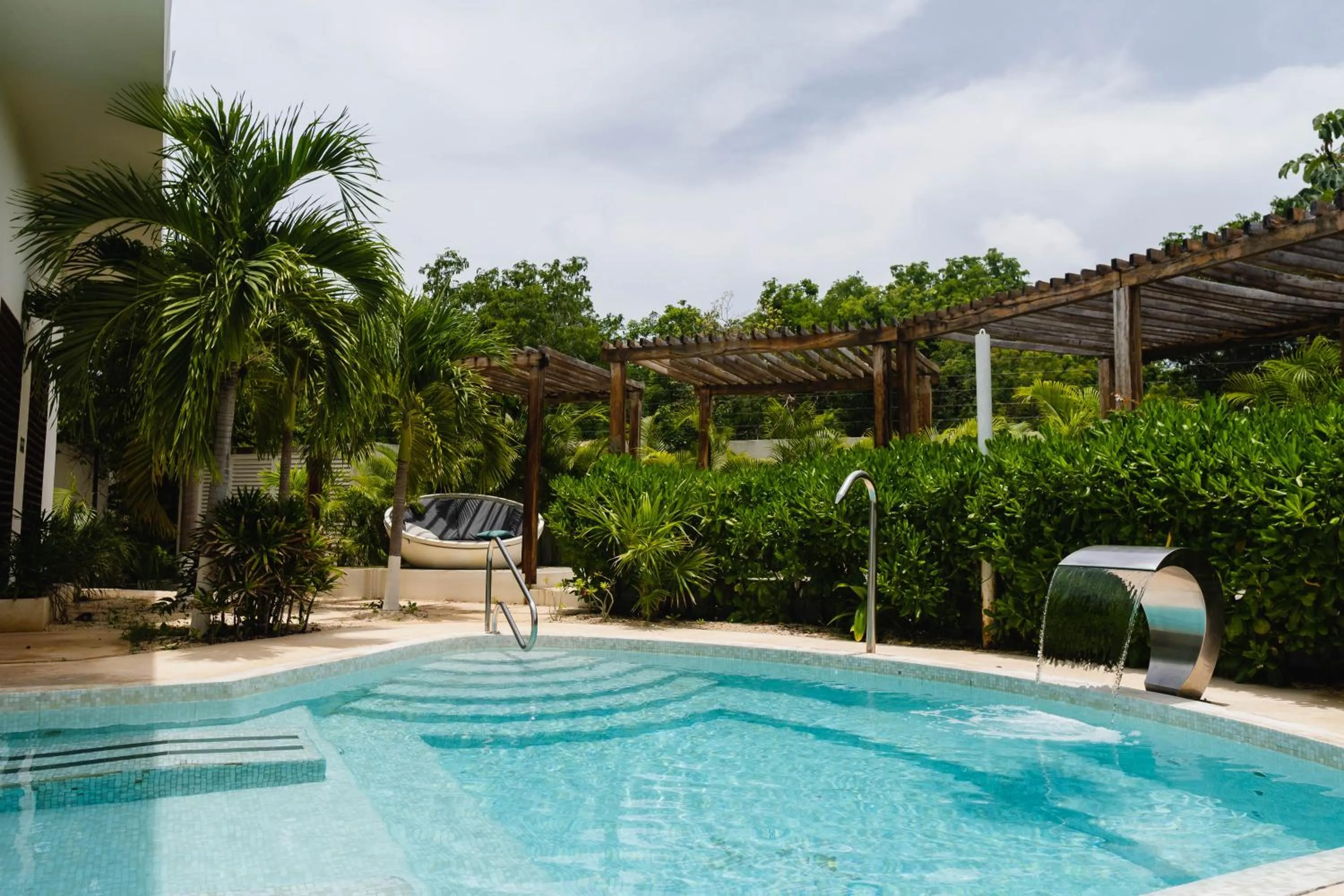 Swimming pool in Central Park ModernStudio, Gym, Spa, Wi-Fi, cowork