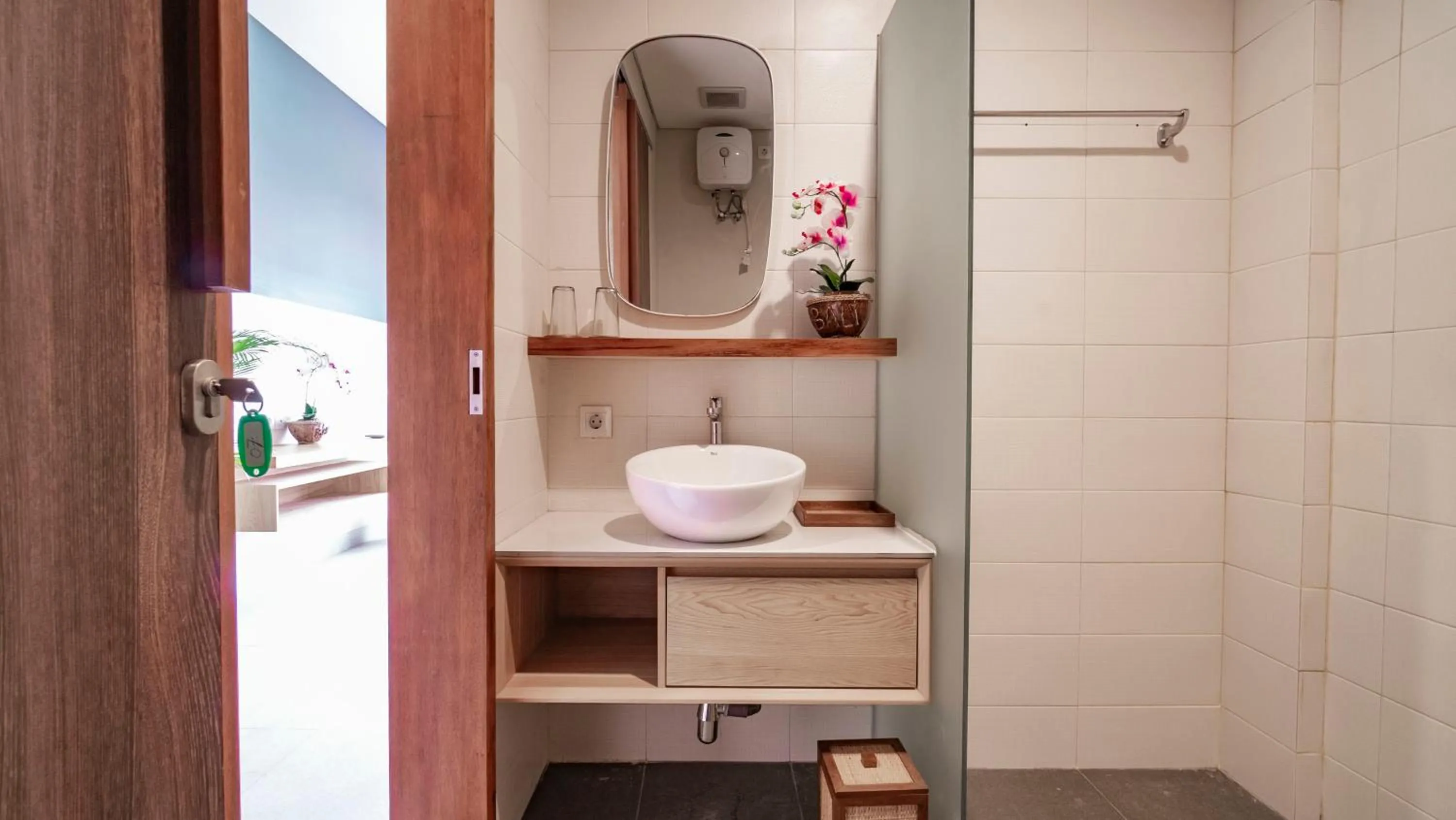 Bathroom in Juli House by Mahaputra