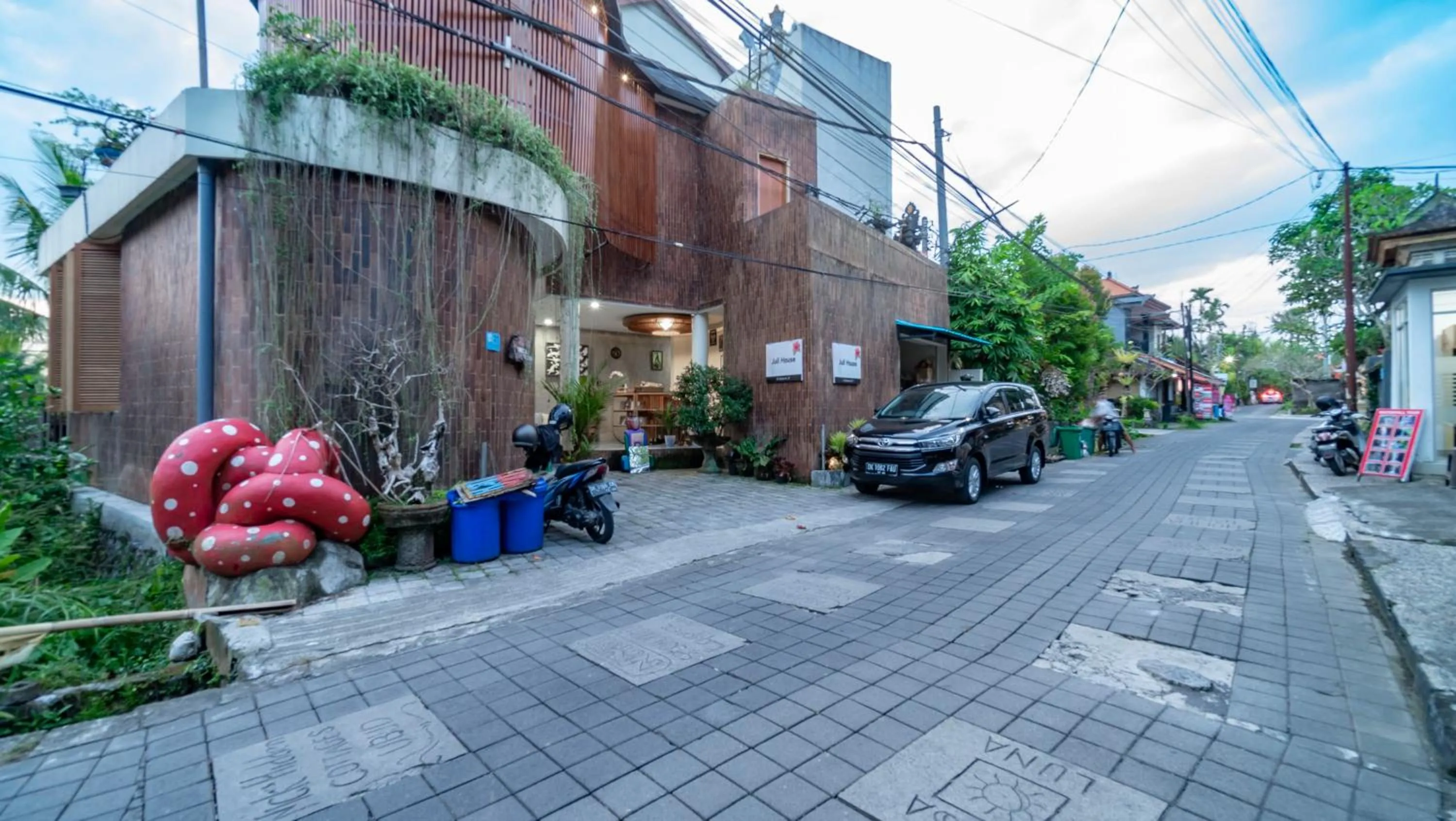 Facade/entrance in Juli House by Mahaputra