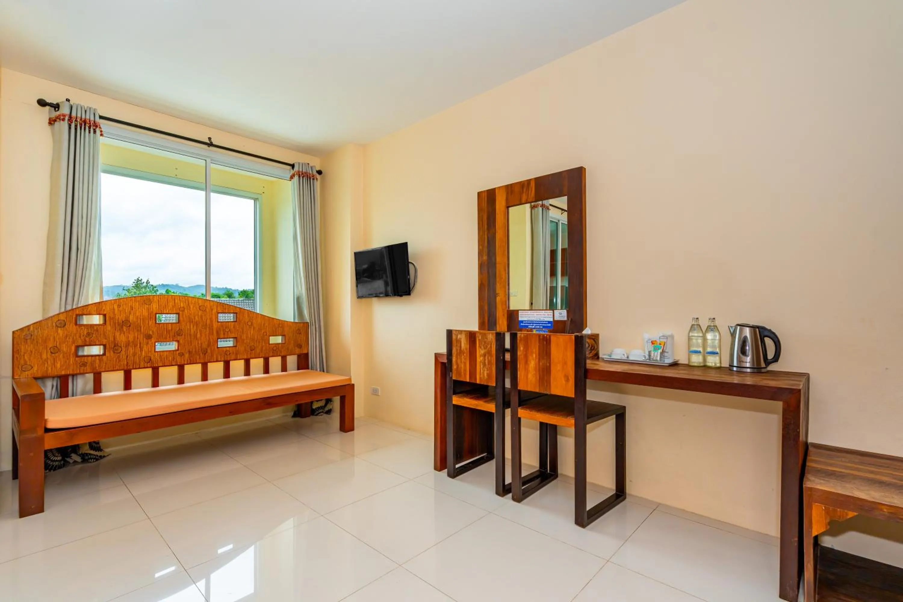 Living room, Bed in The Cheetar Hotel