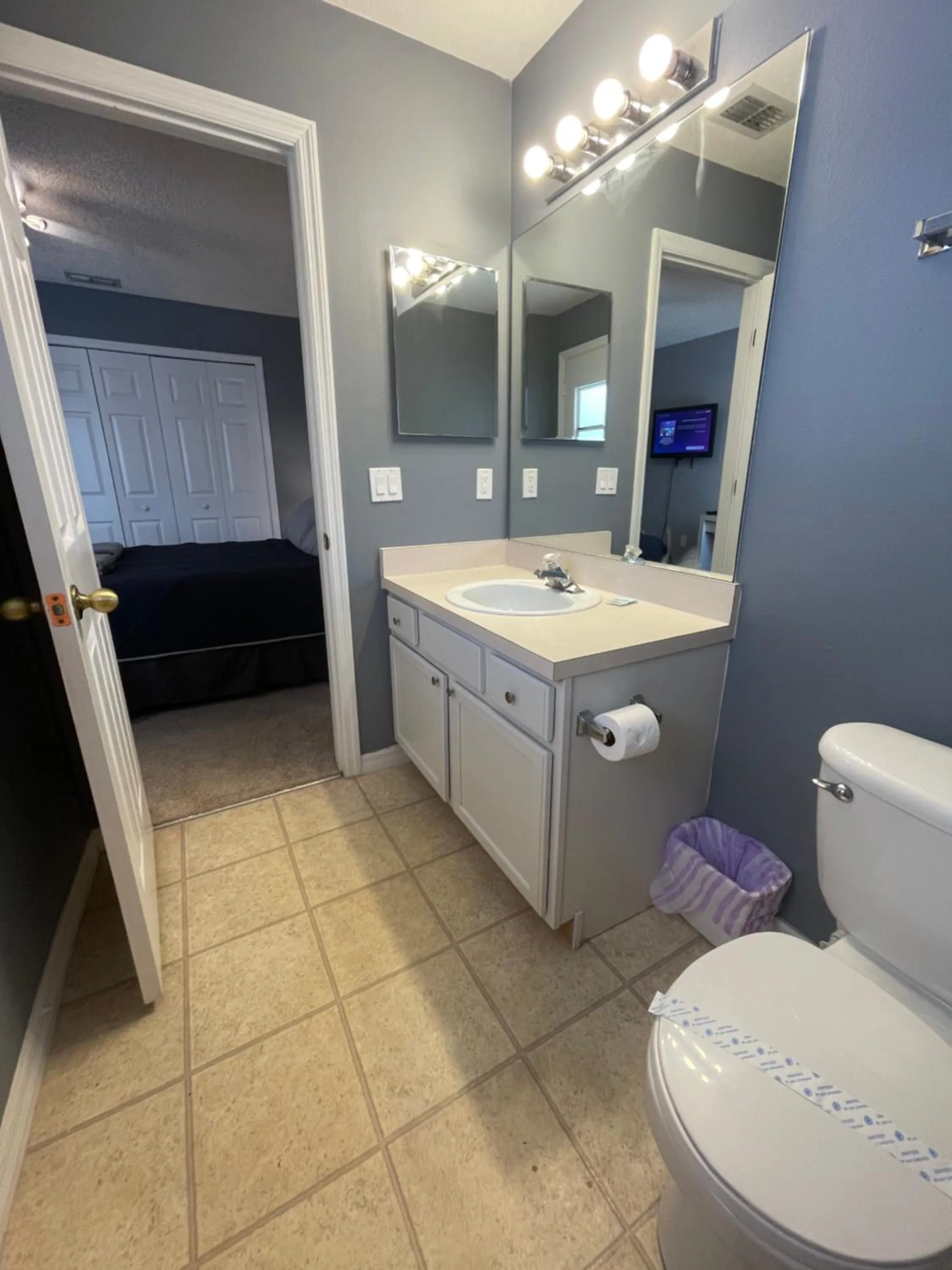 Toilet in 3 Bedroom Villa with Poolside Cinema and Games Room Close to theme Parks sleeps 6 plus 2