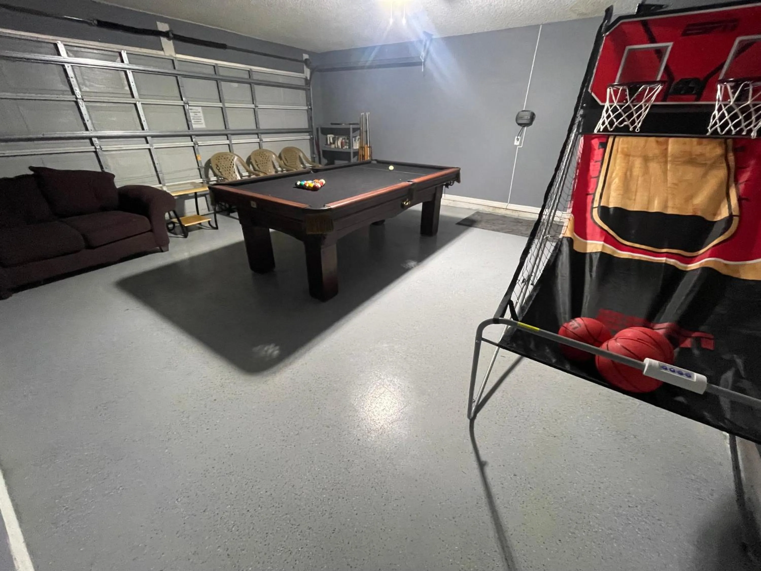 Billiard in 3 Bedroom Villa with Poolside Cinema and Games Room Close to theme Parks sleeps 6 plus 2