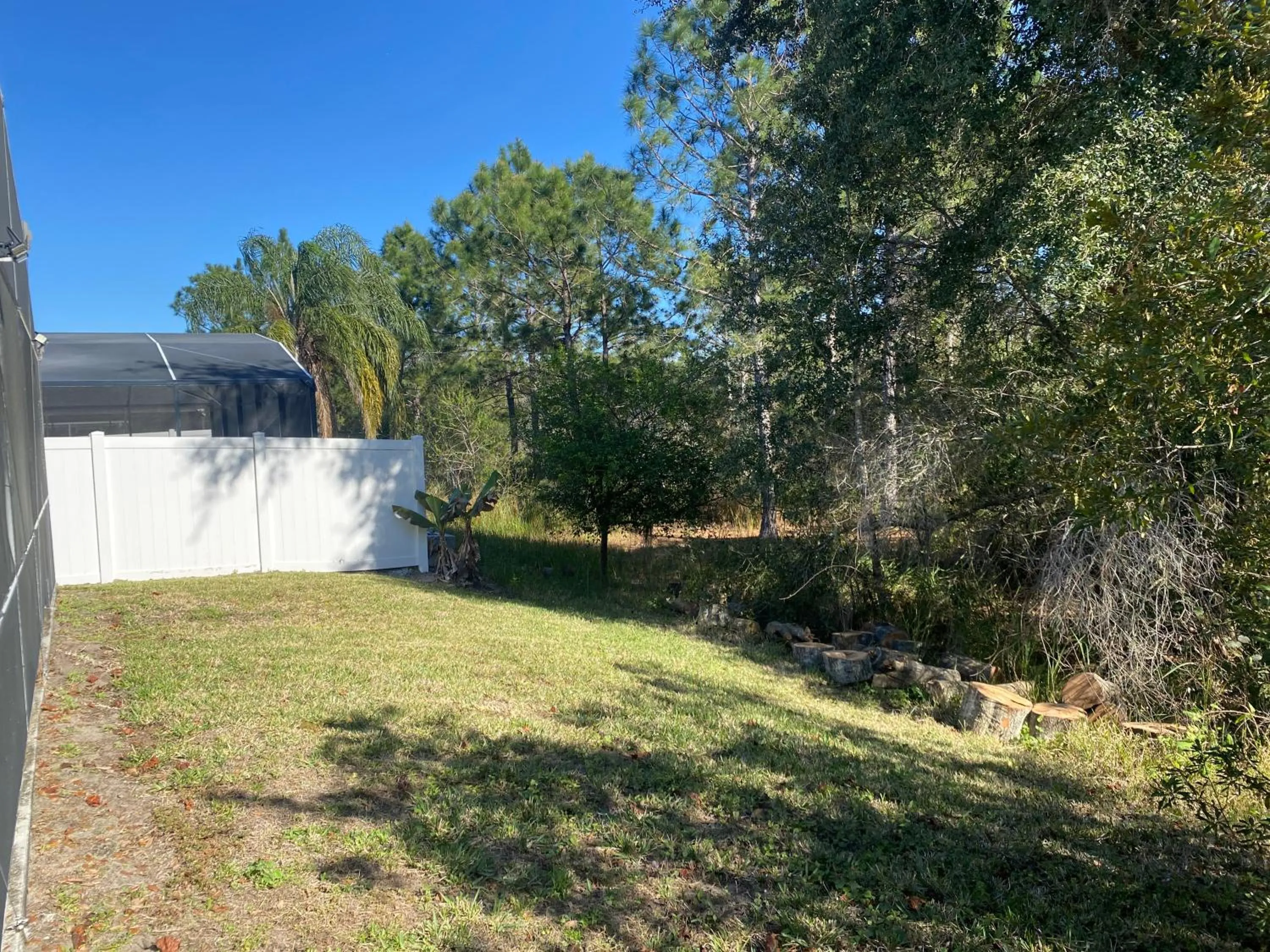 Garden in 3 Bedroom Villa with Poolside Cinema and Games Room Close to theme Parks sleeps 6 plus 2