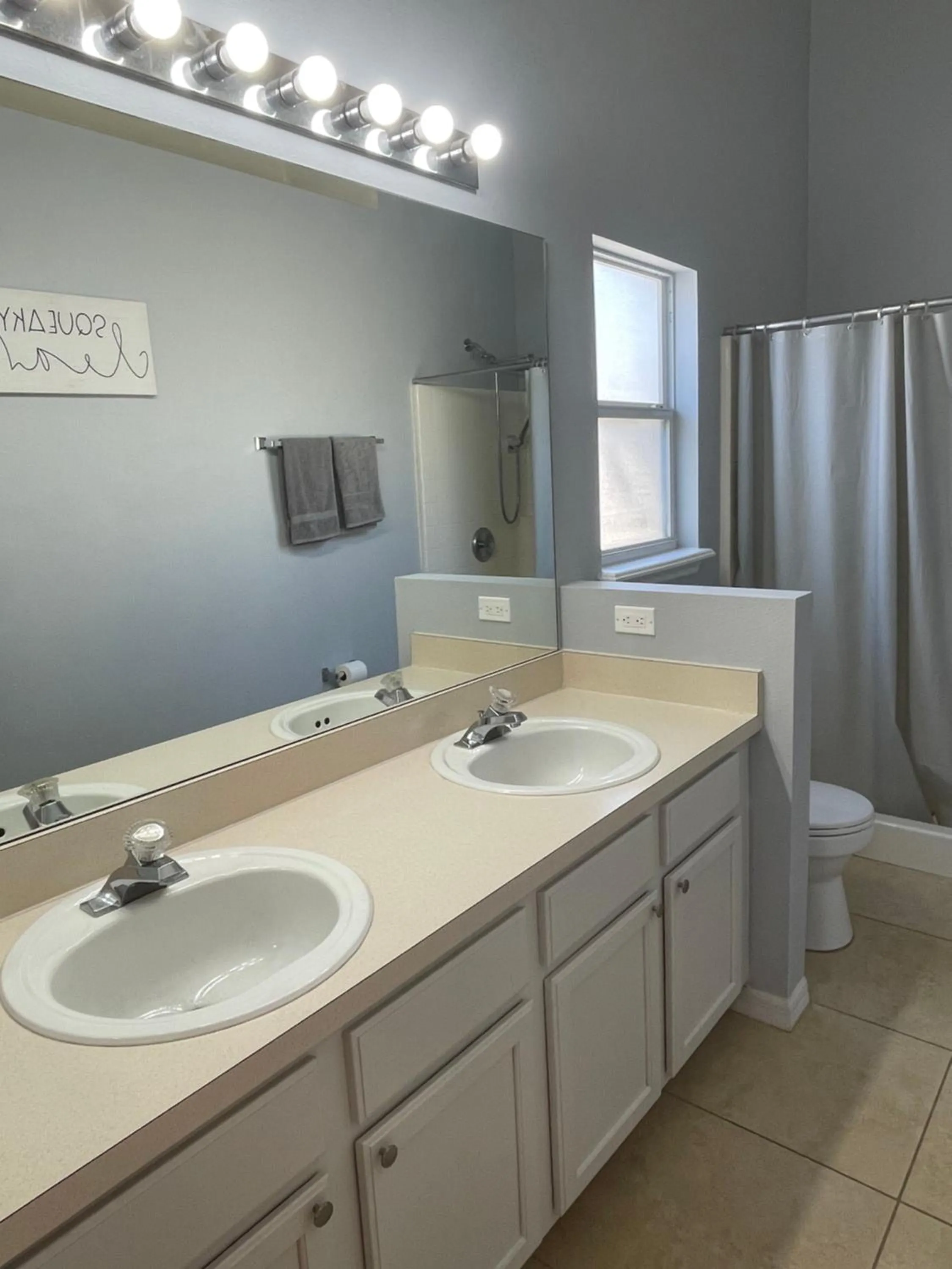 Bathroom in 3 Bedroom Villa with Poolside Cinema and Games Room Close to theme Parks sleeps 6 plus 2