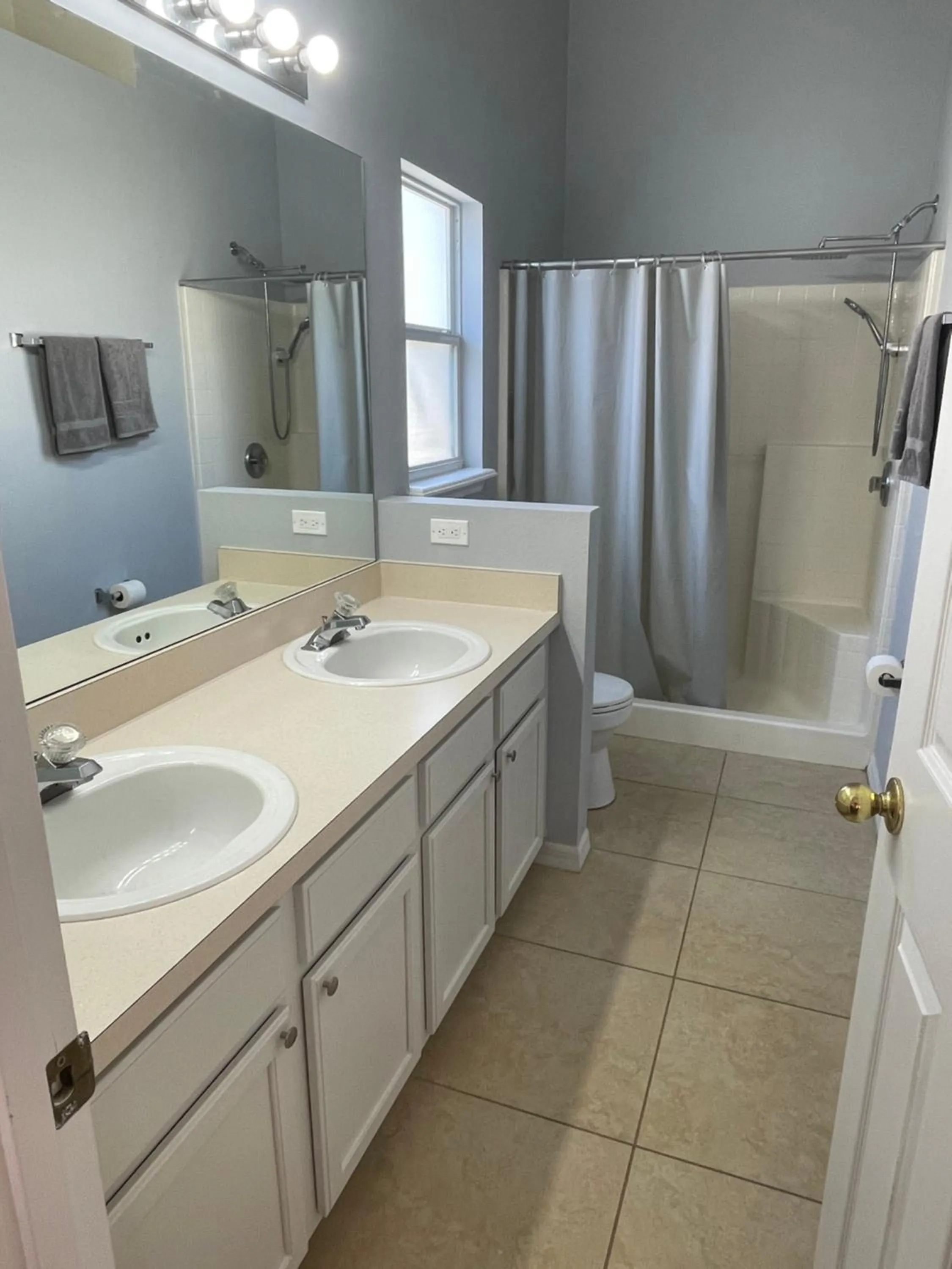 Bathroom in 3 Bedroom Villa with Poolside Cinema and Games Room Close to theme Parks sleeps 6 plus 2