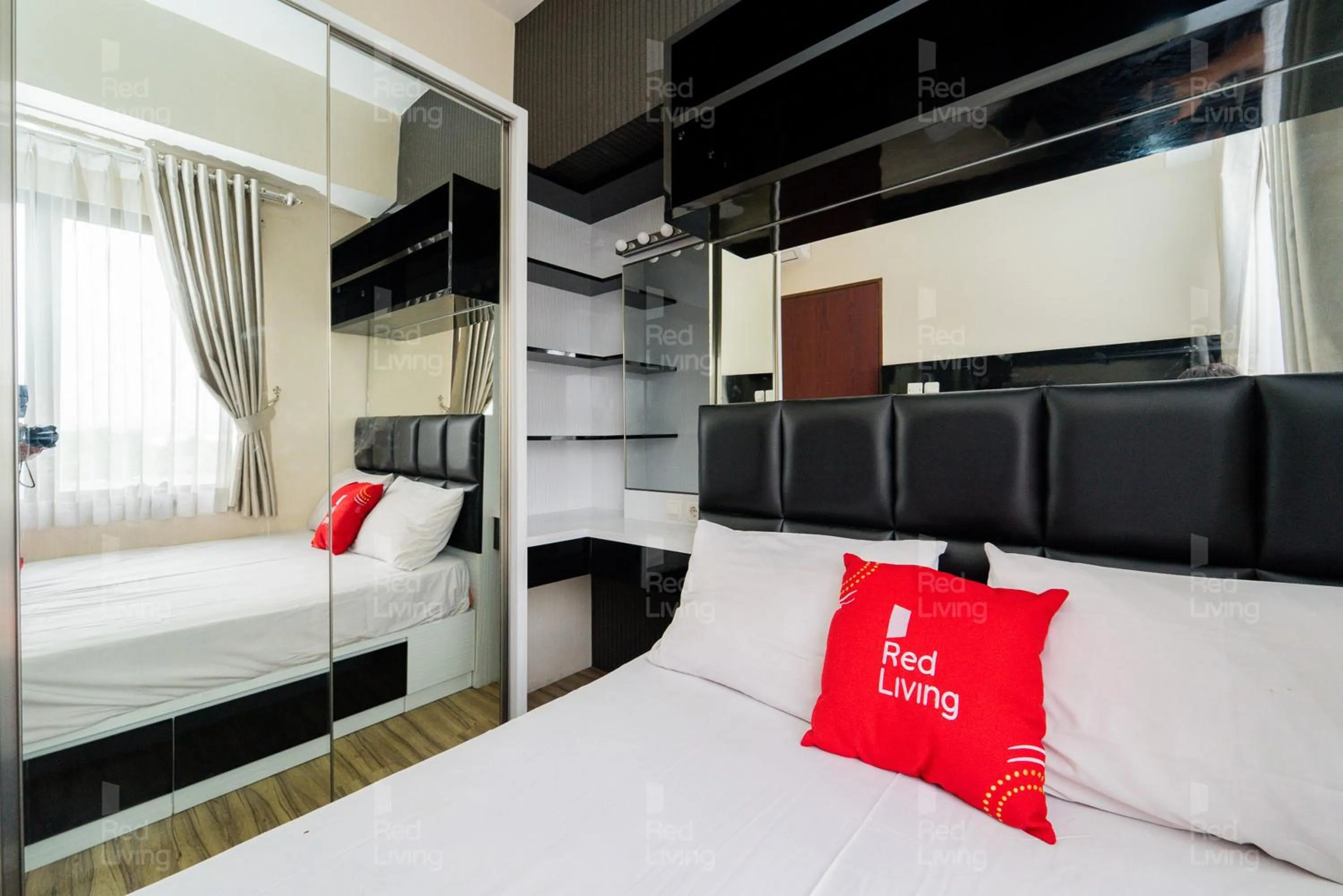 Bedroom, Bed in RedLiving Apartemen Tamansari Panoramic - Santuy Agency
