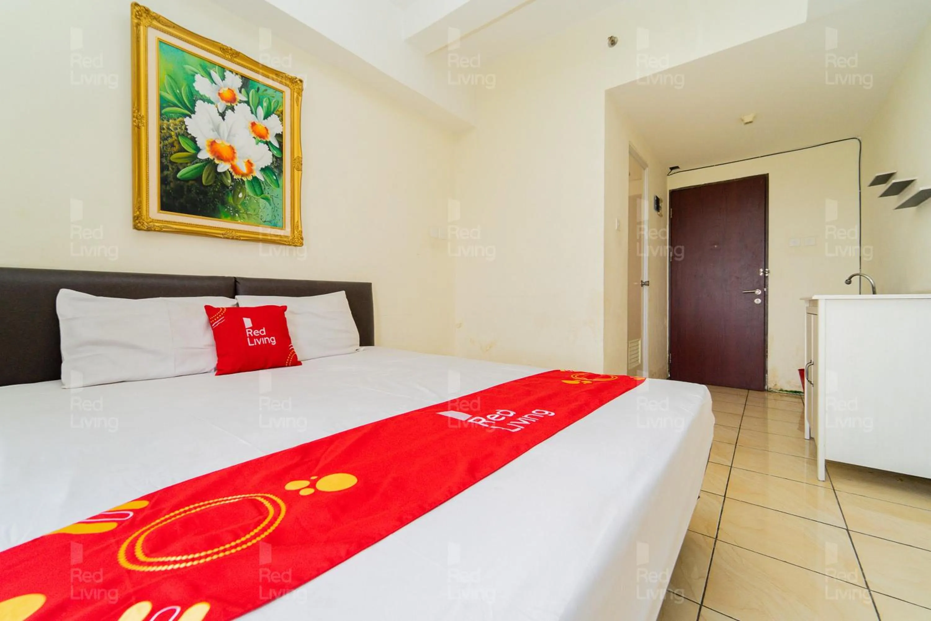 Bedroom, Bed in RedLiving Apartemen Tamansari Panoramic - Santuy Agency