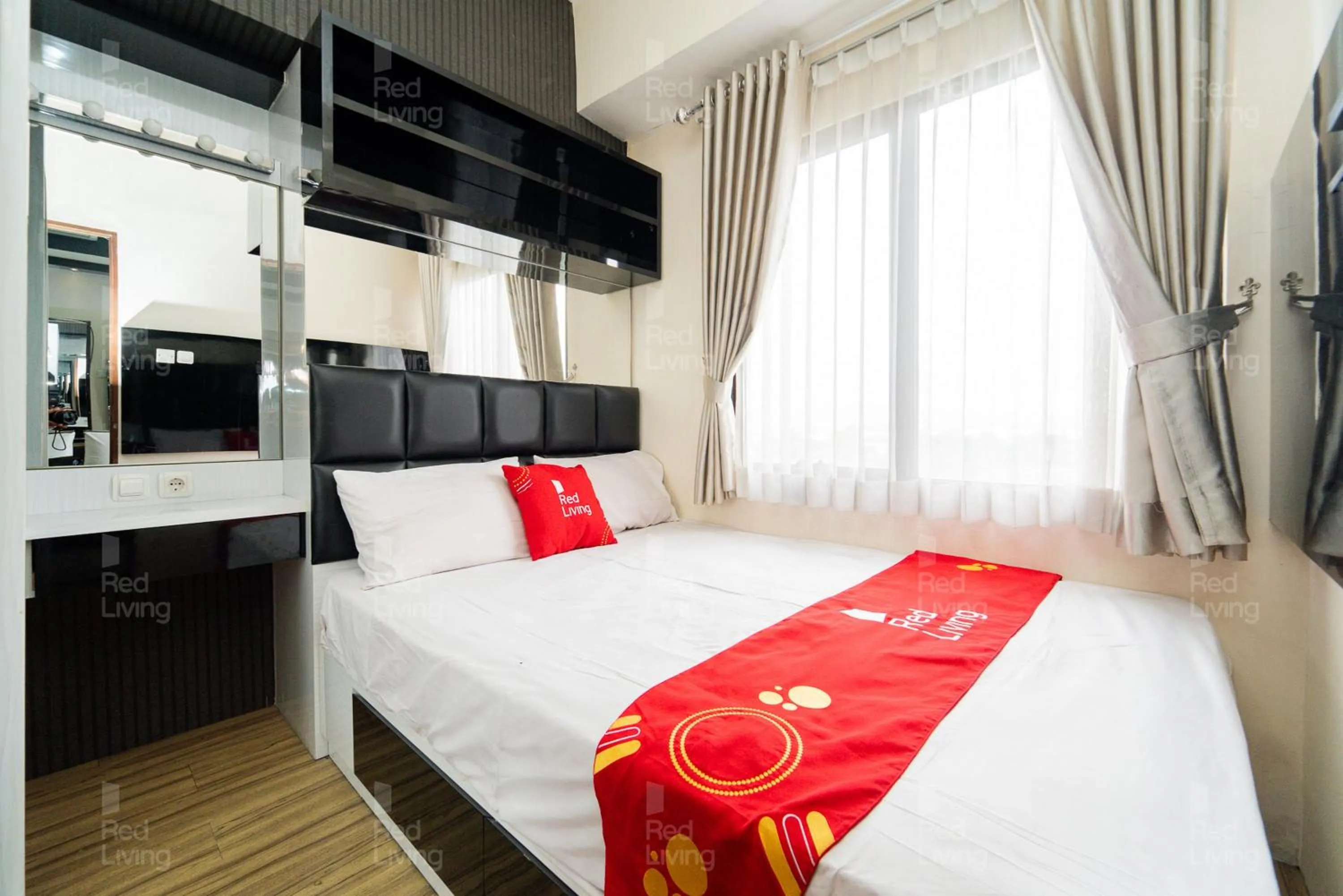 Bedroom, Bed in RedLiving Apartemen Tamansari Panoramic - Santuy Agency