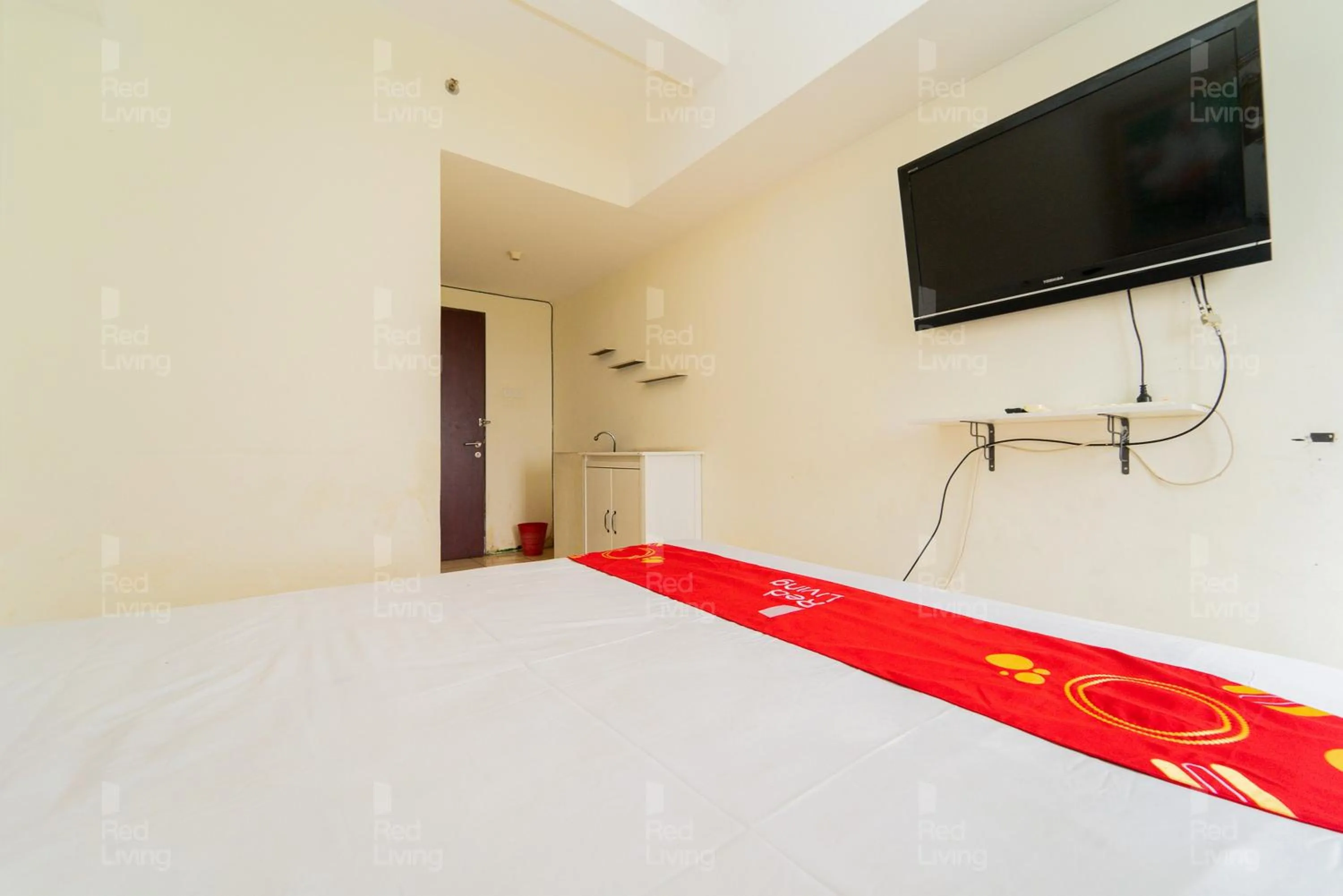 Bedroom, Bed in RedLiving Apartemen Tamansari Panoramic - Santuy Agency