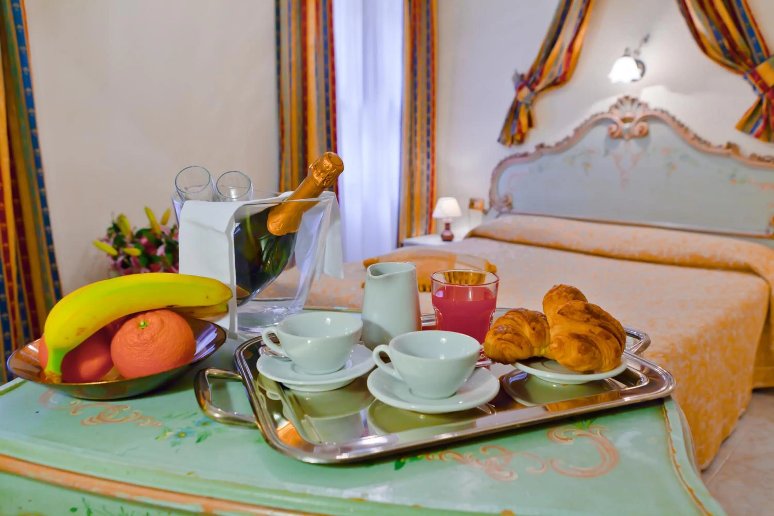 Food and drinks, Bed in Hotel Henry