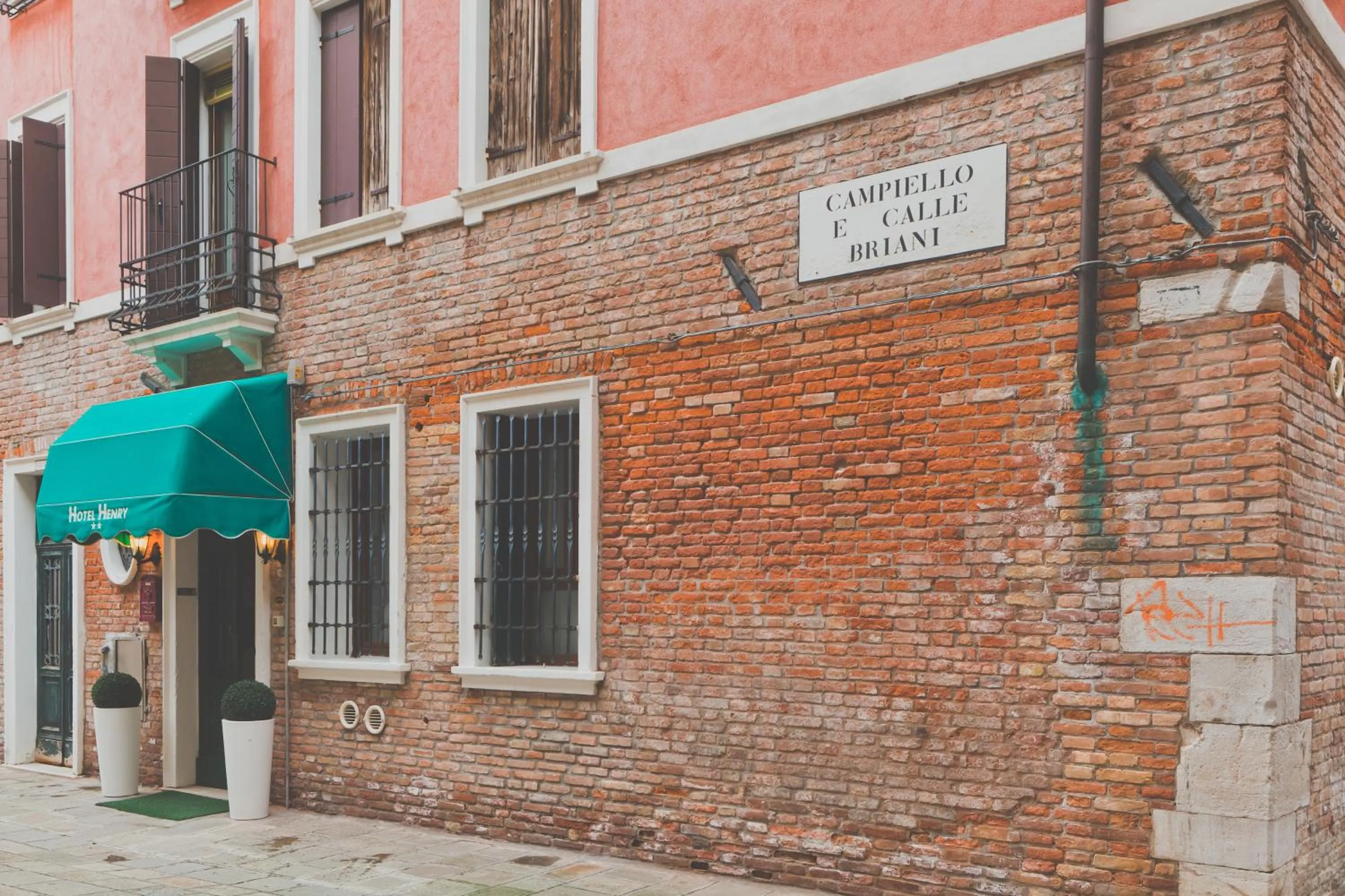 Facade/entrance in Hotel Henry