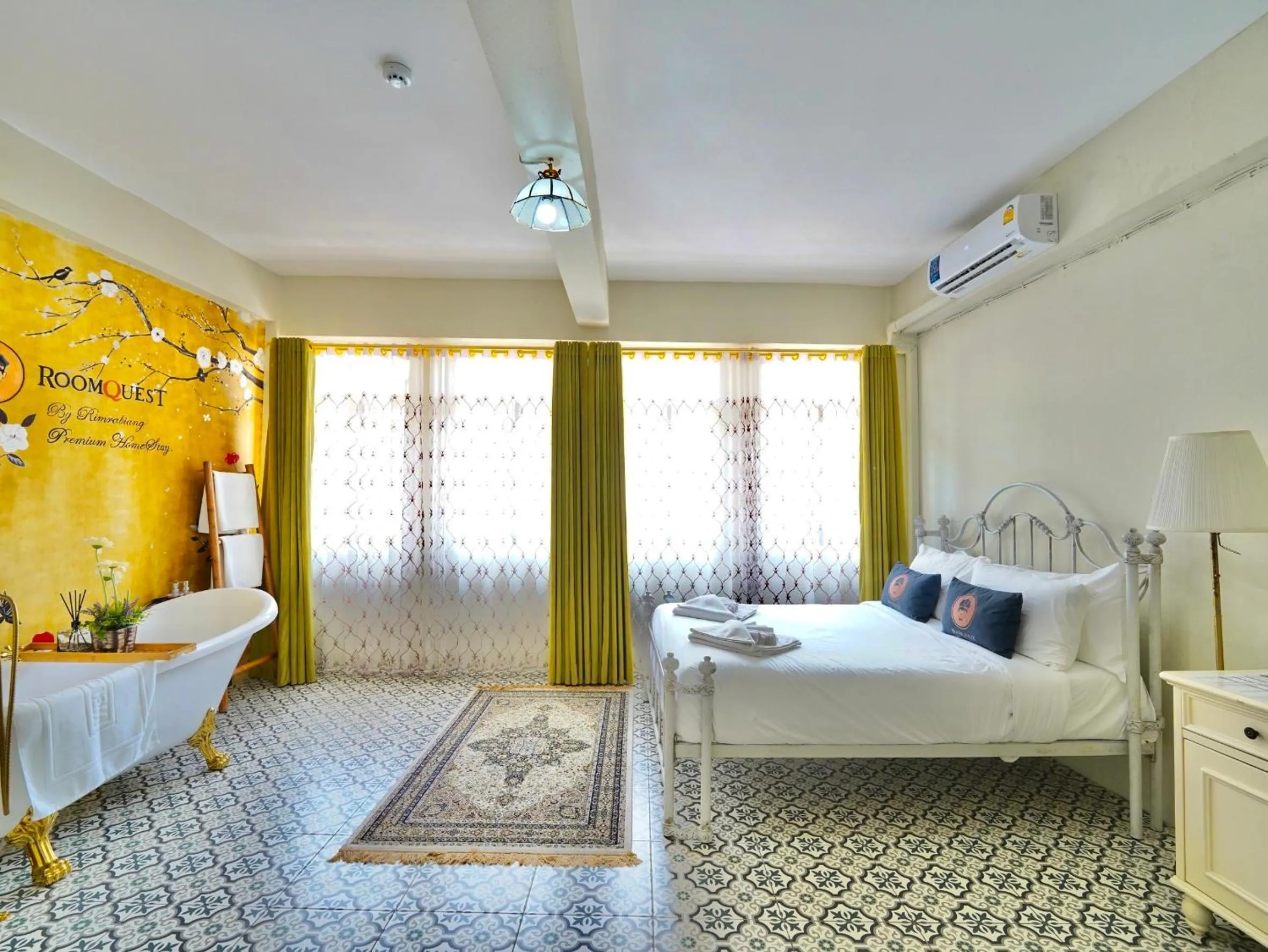 Deluxe Double Room with Bath in 2499 Heritage Chinatown Bangkok Hotel By RoomQuest