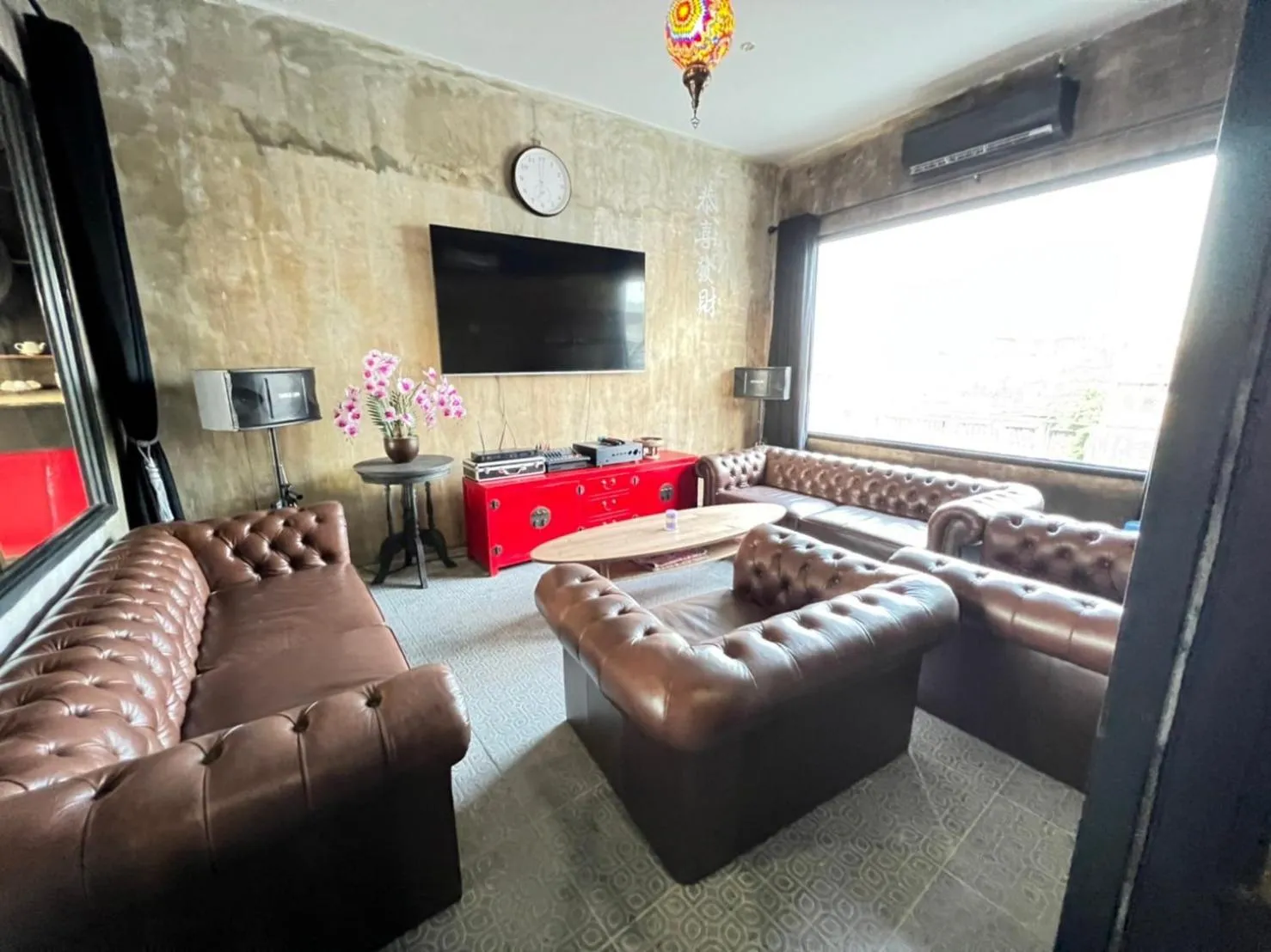 Communal lounge/ TV room in 2499 Heritage Chinatown Bangkok Hotel By RoomQuest