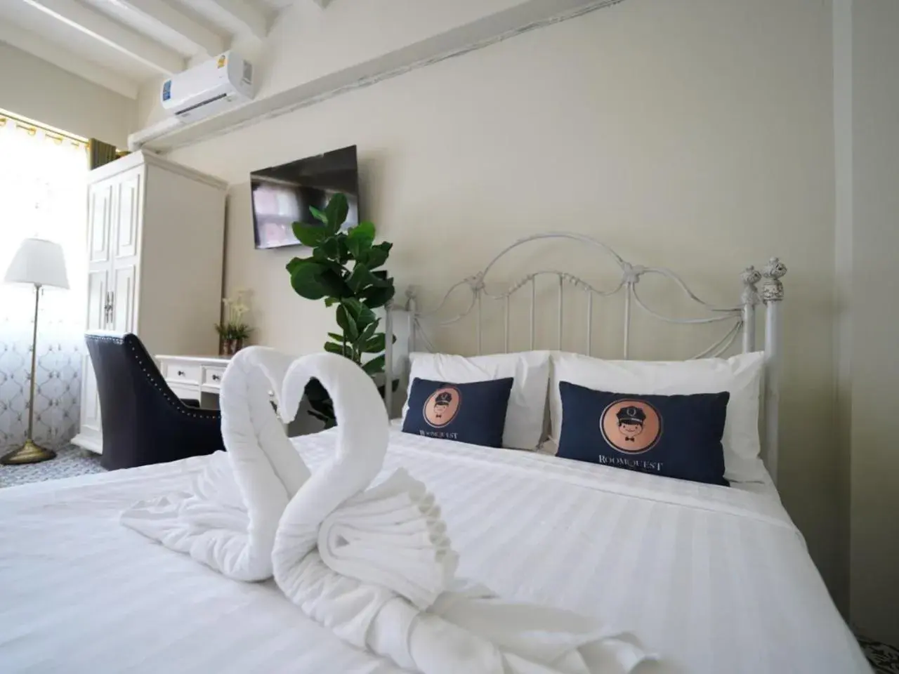 Superior Queen Room in 2499 Heritage Chinatown Bangkok Hotel By RoomQuest Superior Queen Room in 2499 Heritage Chinatown Bangkok Hotel By RoomQuest