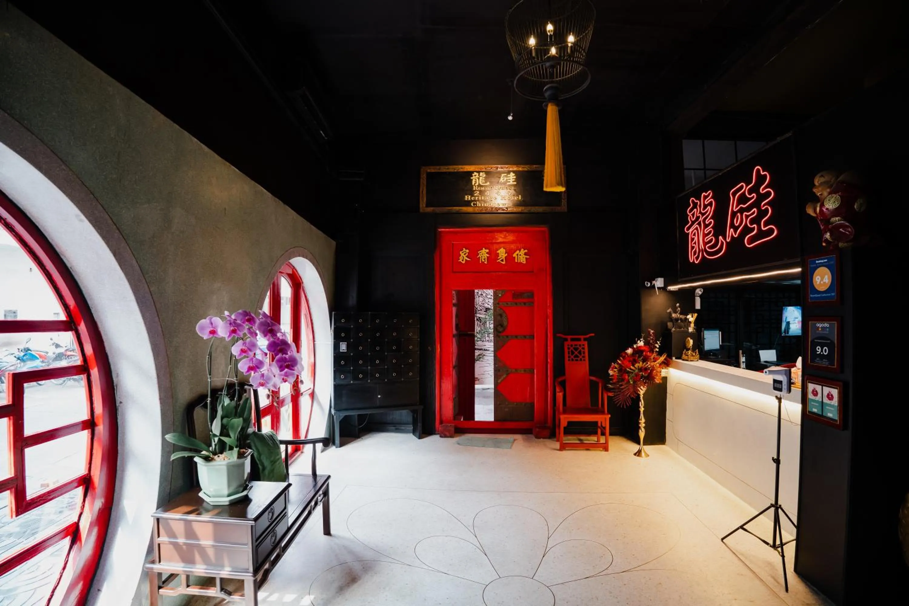 Lobby or reception in 2499 Heritage Chinatown Bangkok Hotel By RoomQuest