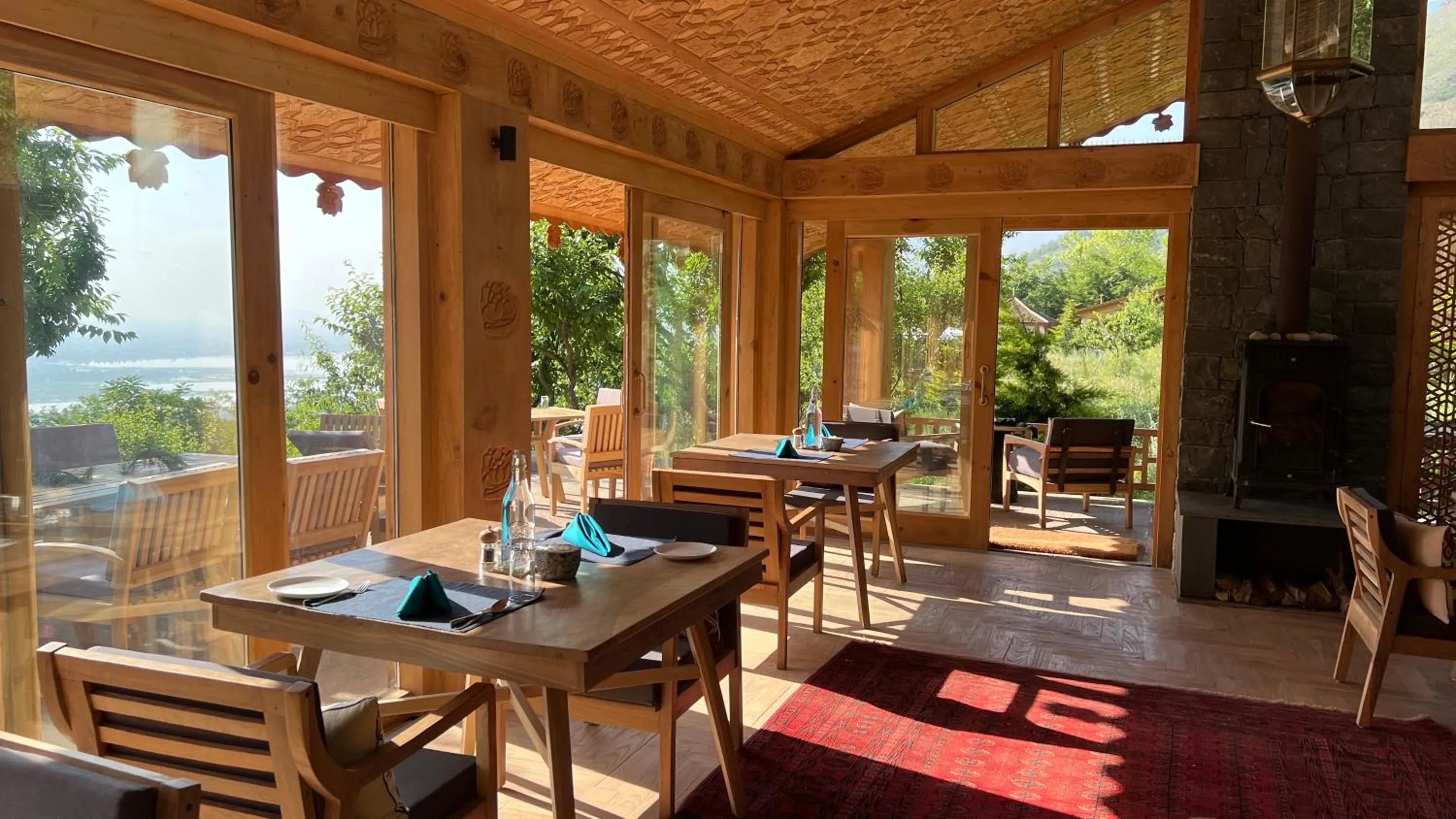 Restaurant/places to eat in Qayaam Gah