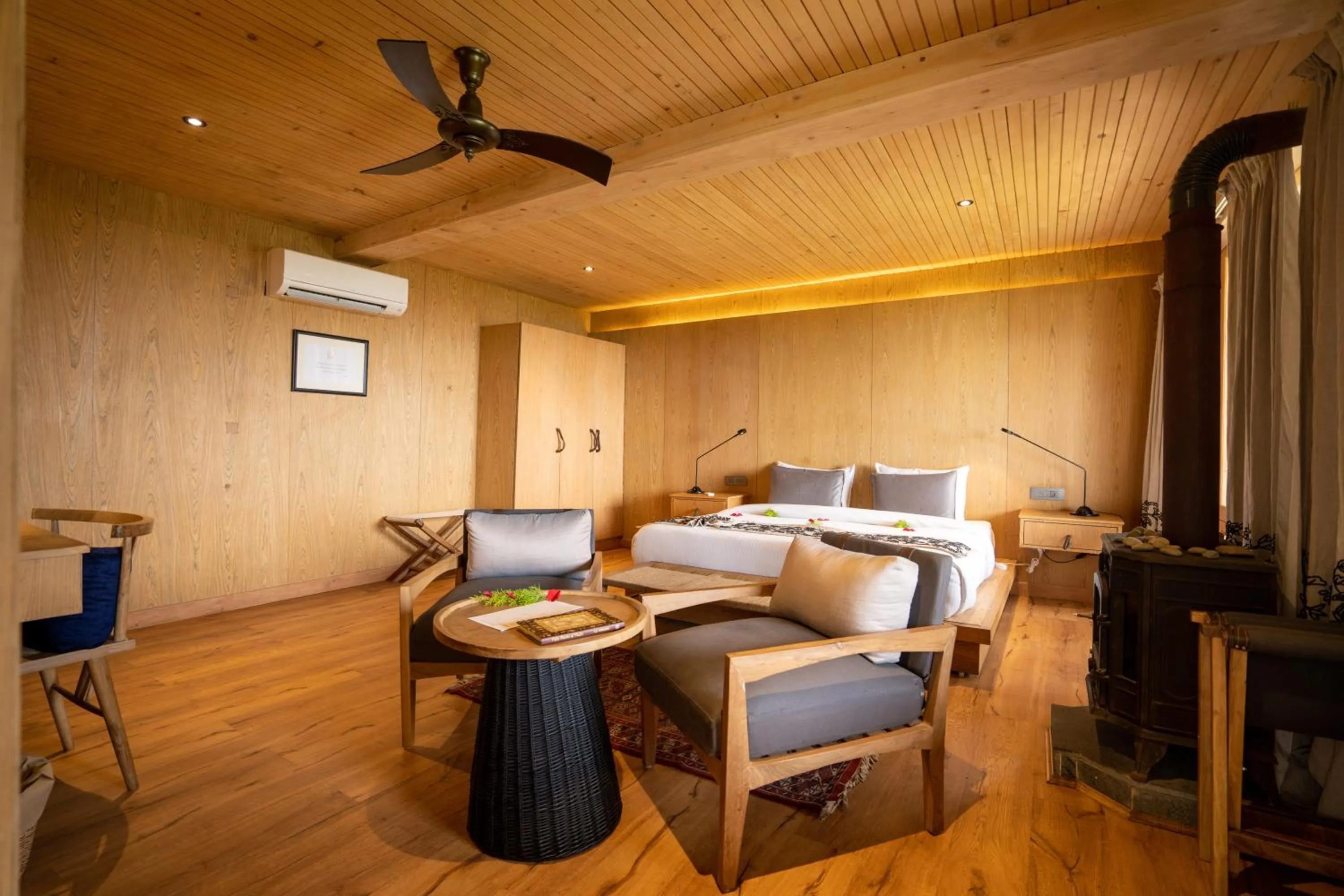 Bedroom, Bed in Qayaam Gah