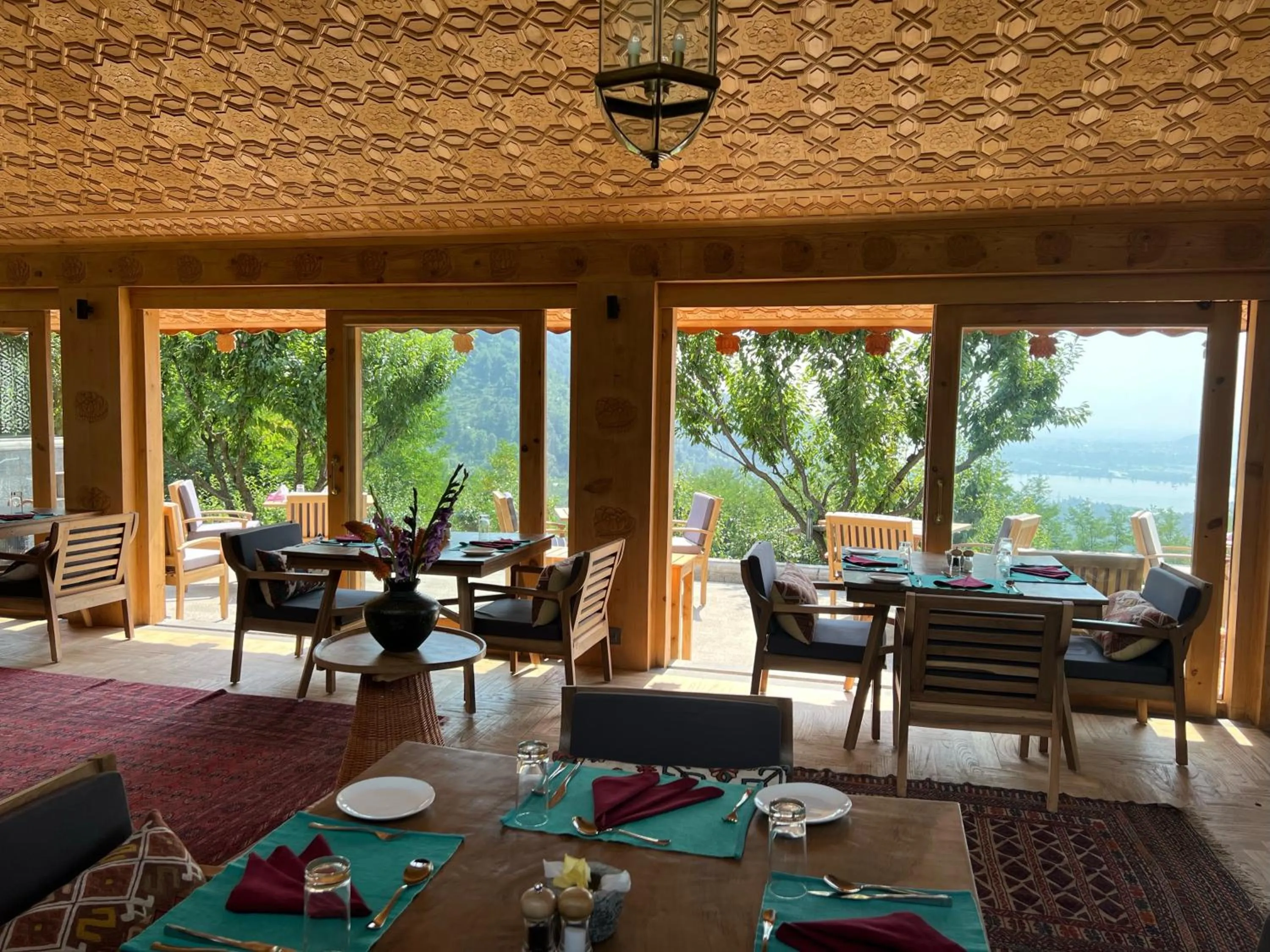 Restaurant/places to eat in Qayaam Gah