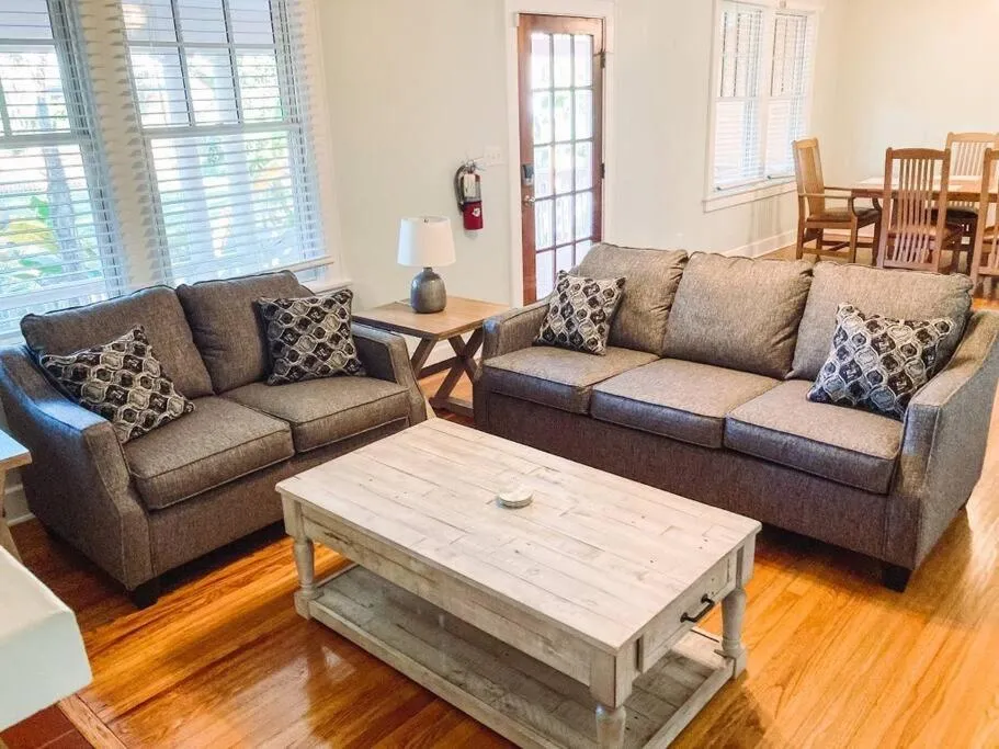 Communal lounge/ TV room in University House - 8 Bedrooms Walk to UF / Stadium