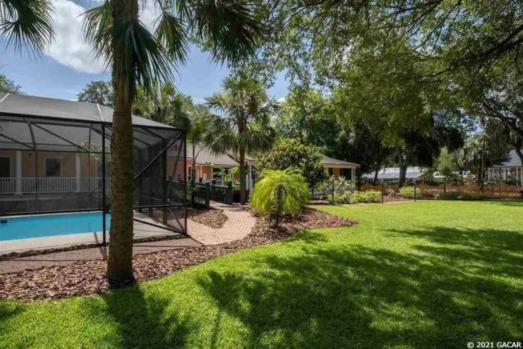 Property building in University House - 8 Bedrooms Walk to UF / Stadium