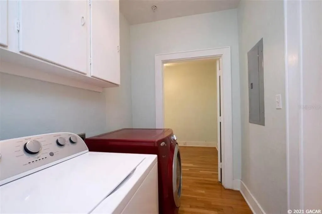 washing machine in University House - 8 Bedrooms Walk to UF / Stadium
