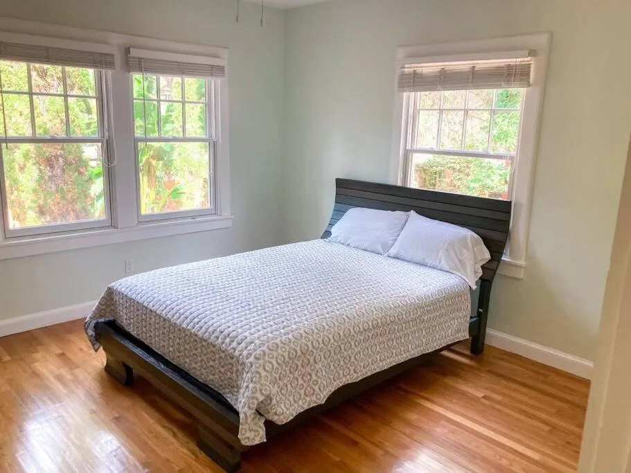 Bed in University House - 8 Bedrooms Walk to UF / Stadium