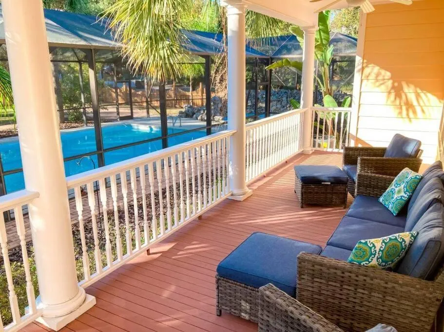 Patio in University House - 8 Bedrooms Walk to UF / Stadium