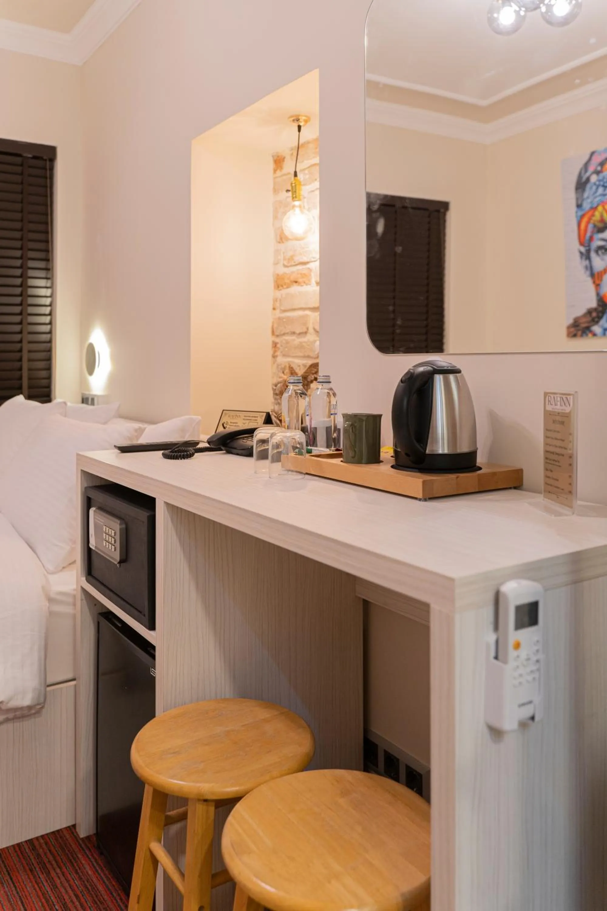 Coffee/tea facilities in Rafinn Hotel