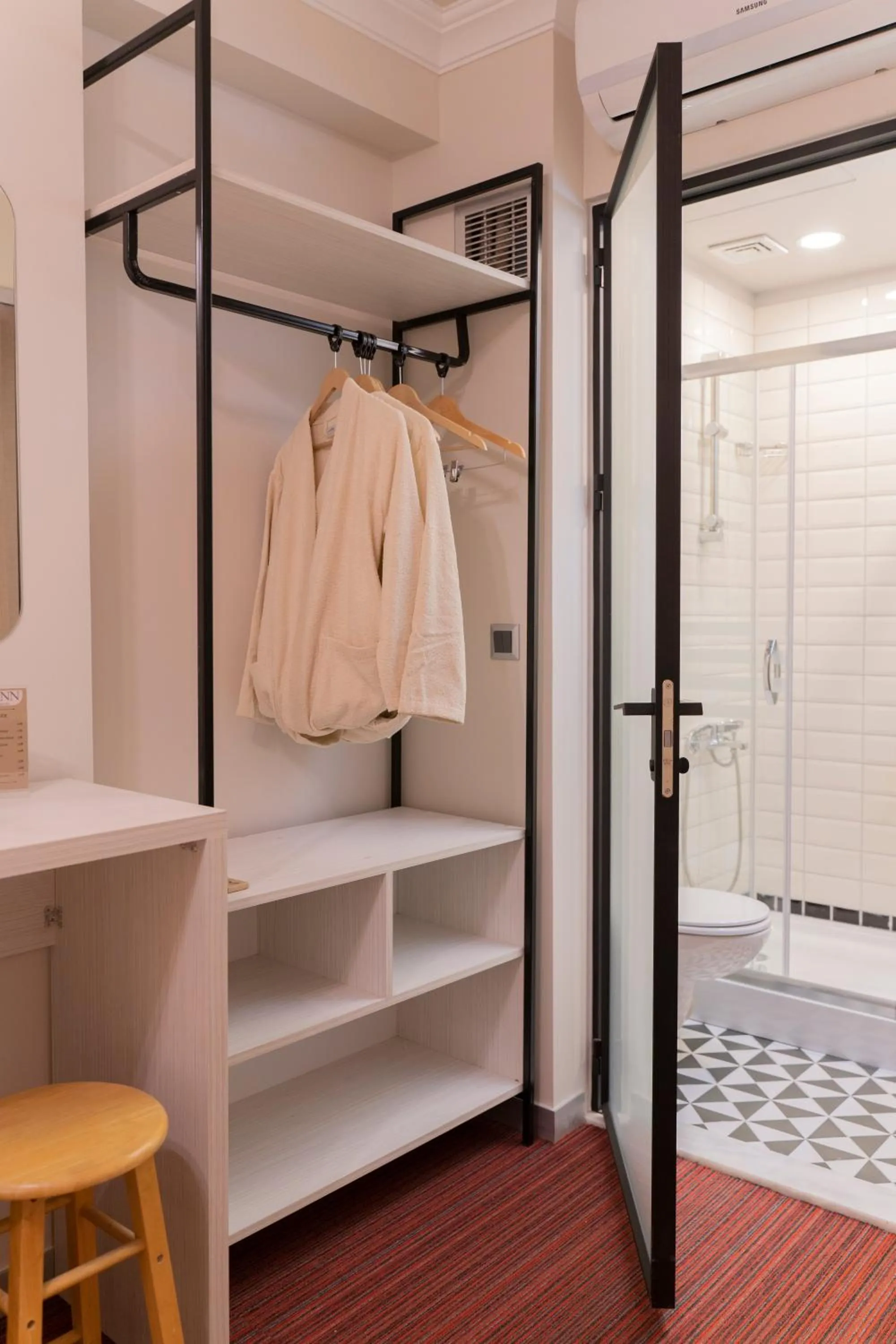 Shower in Rafinn Hotel