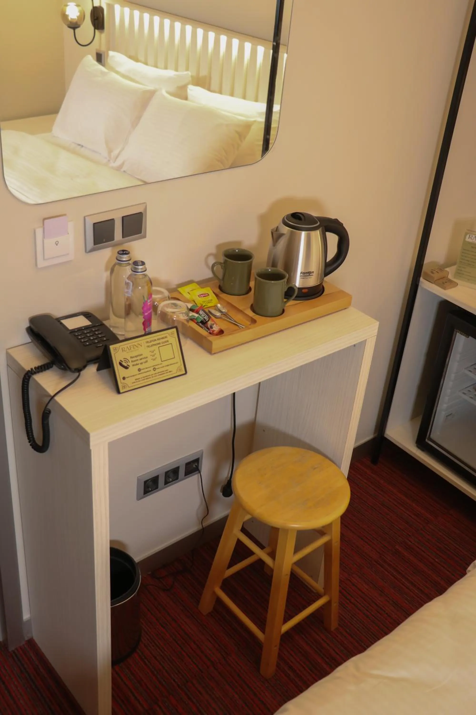 Coffee/tea facilities in Rafinn Hotel