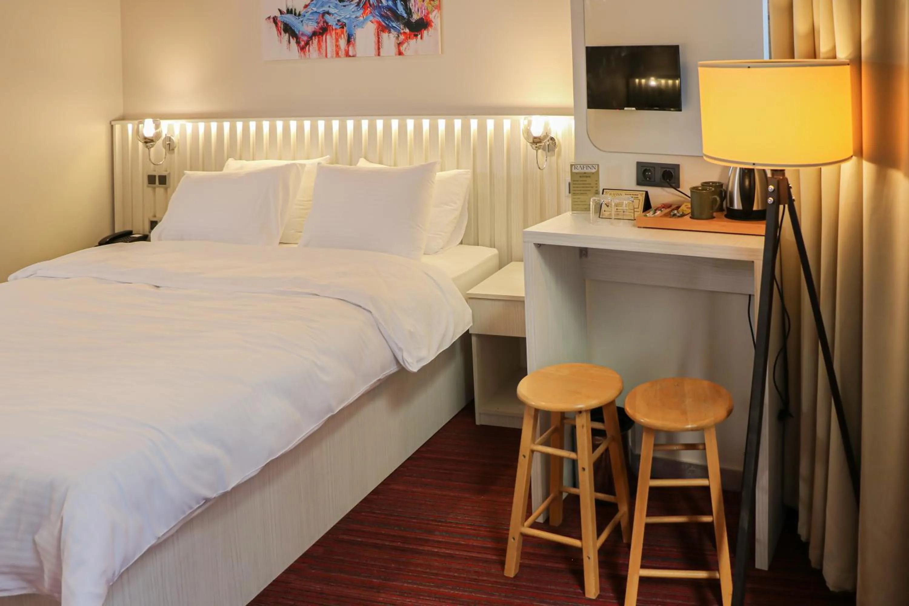 Coffee/tea facilities in Rafinn Hotel