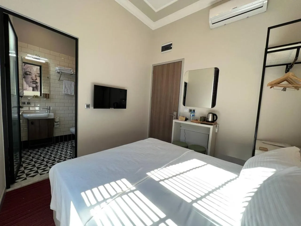 TV and multimedia in Rafinn Hotel