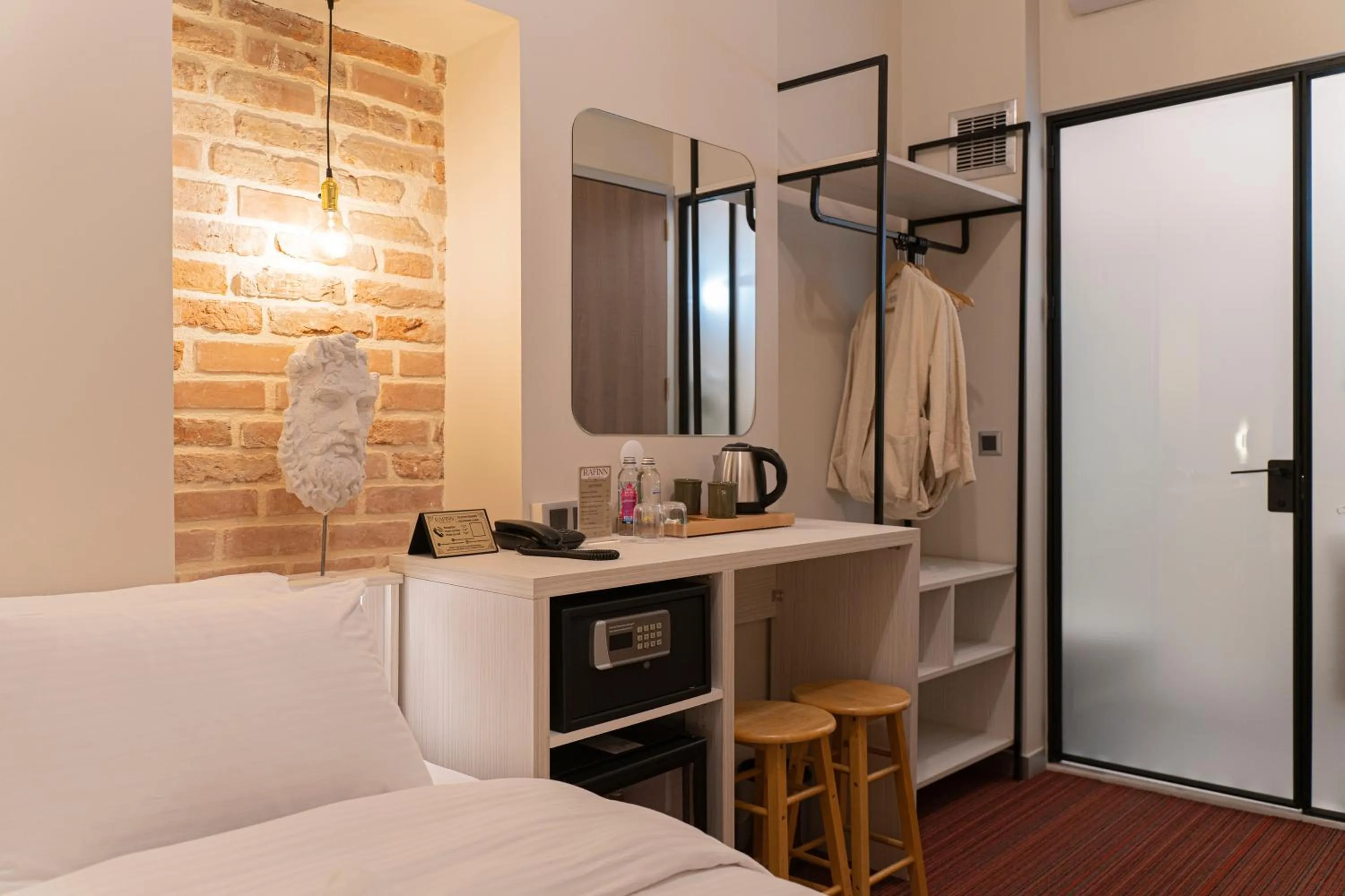 wardrobe in Rafinn Hotel