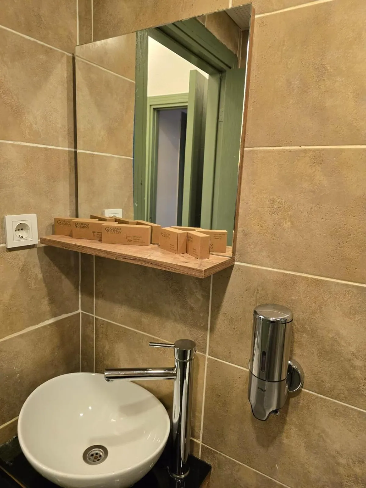 Toilet in Rafinn Hotel