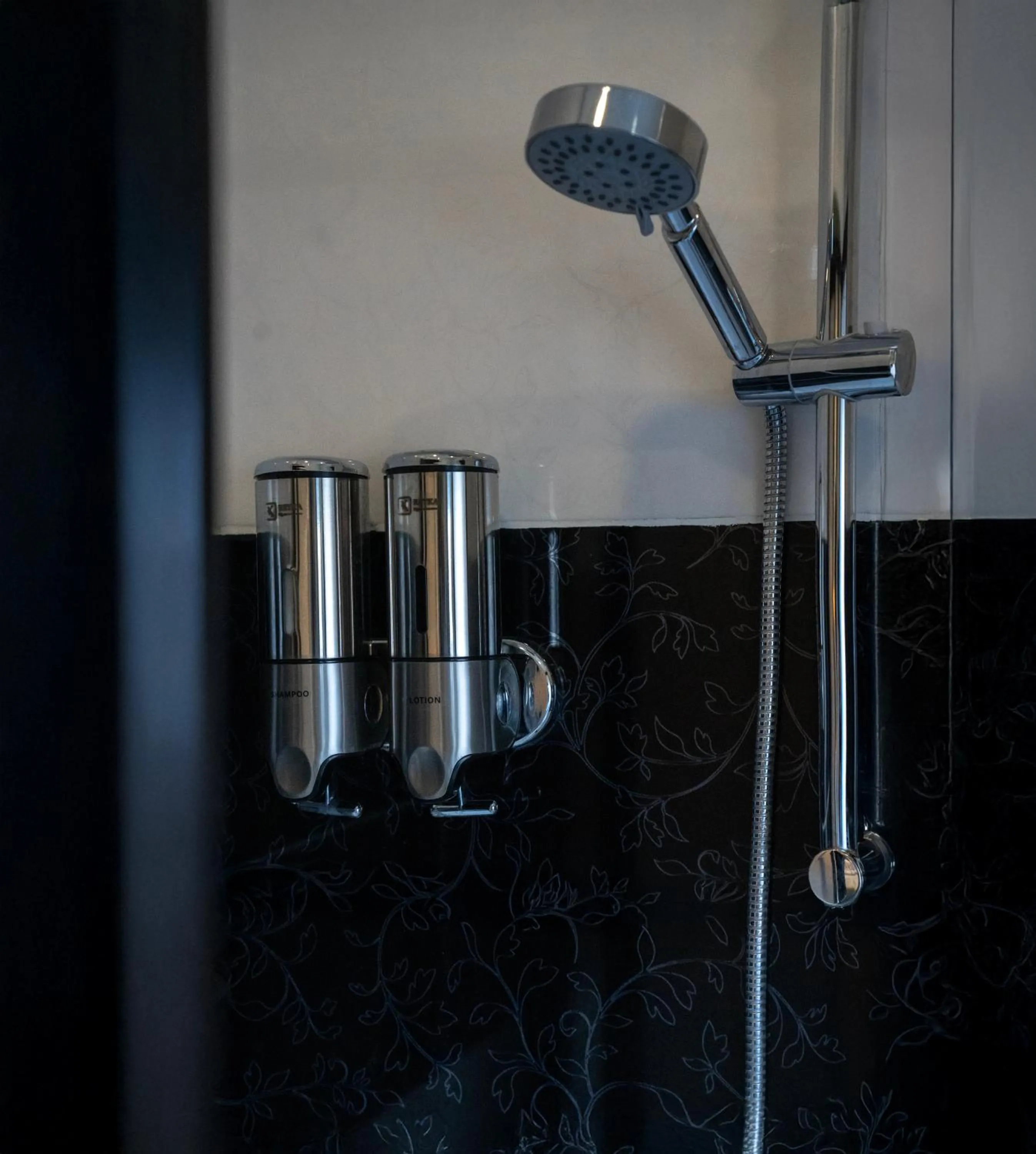 Shower in Rafinn Hotel