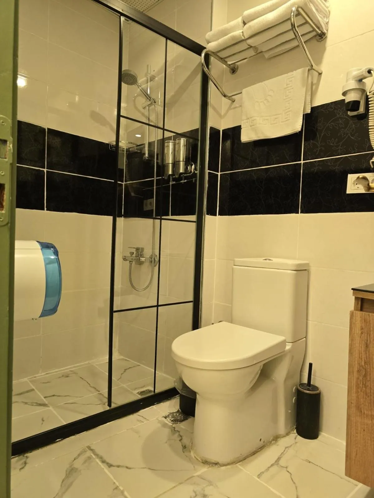 Shower in Rafinn Hotel