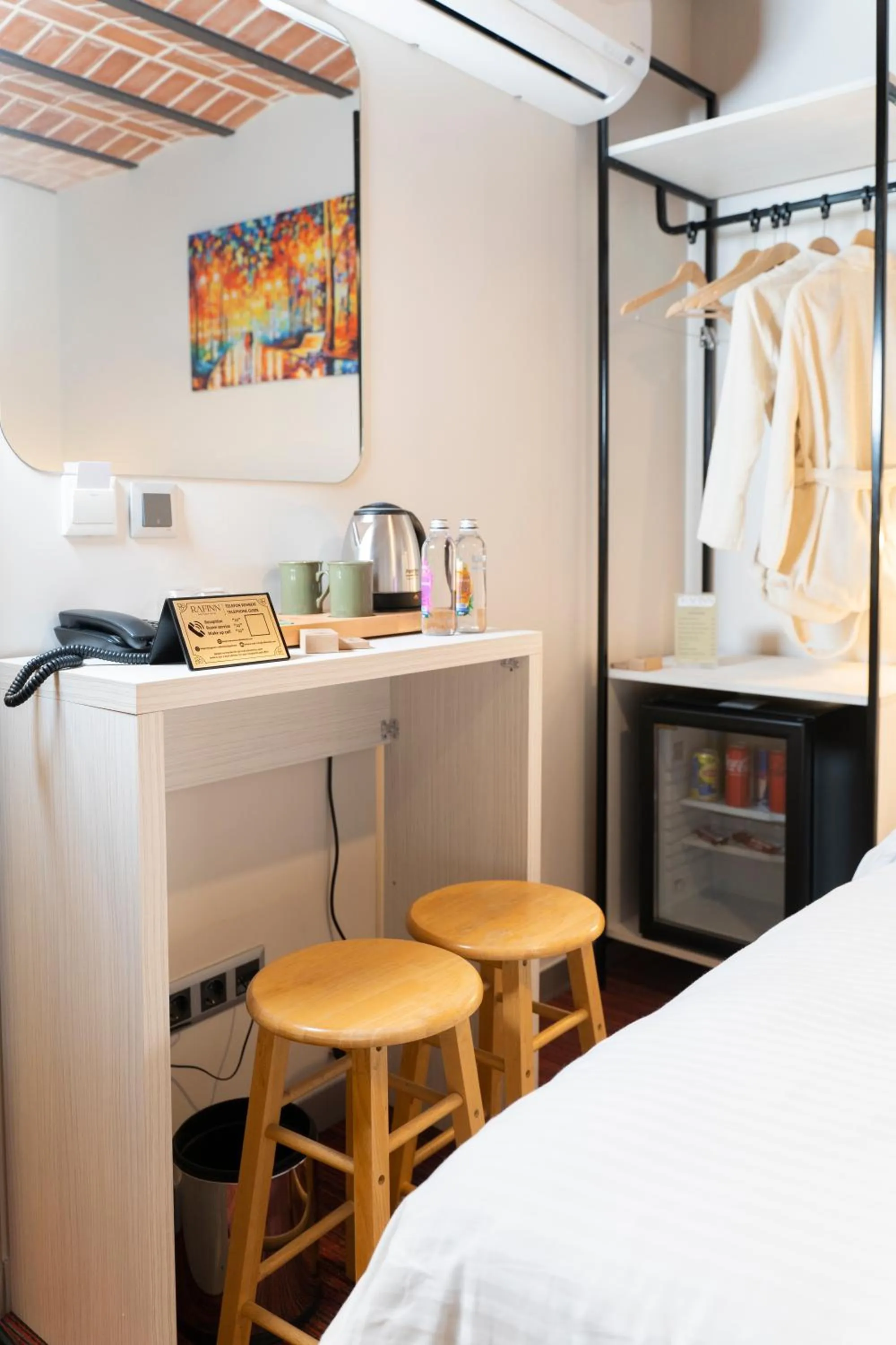 Coffee/tea facilities in Rafinn Hotel