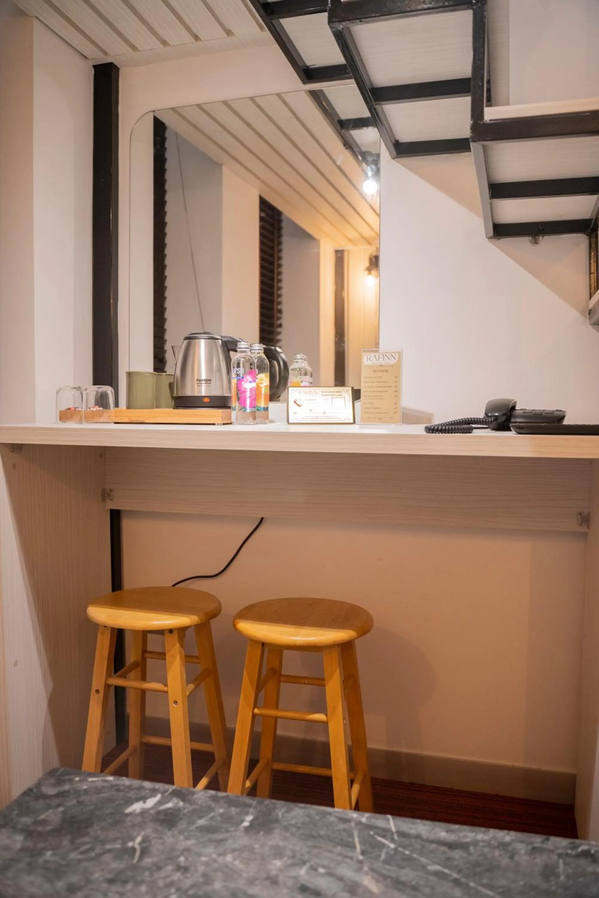 Coffee/tea facilities in Rafinn Hotel