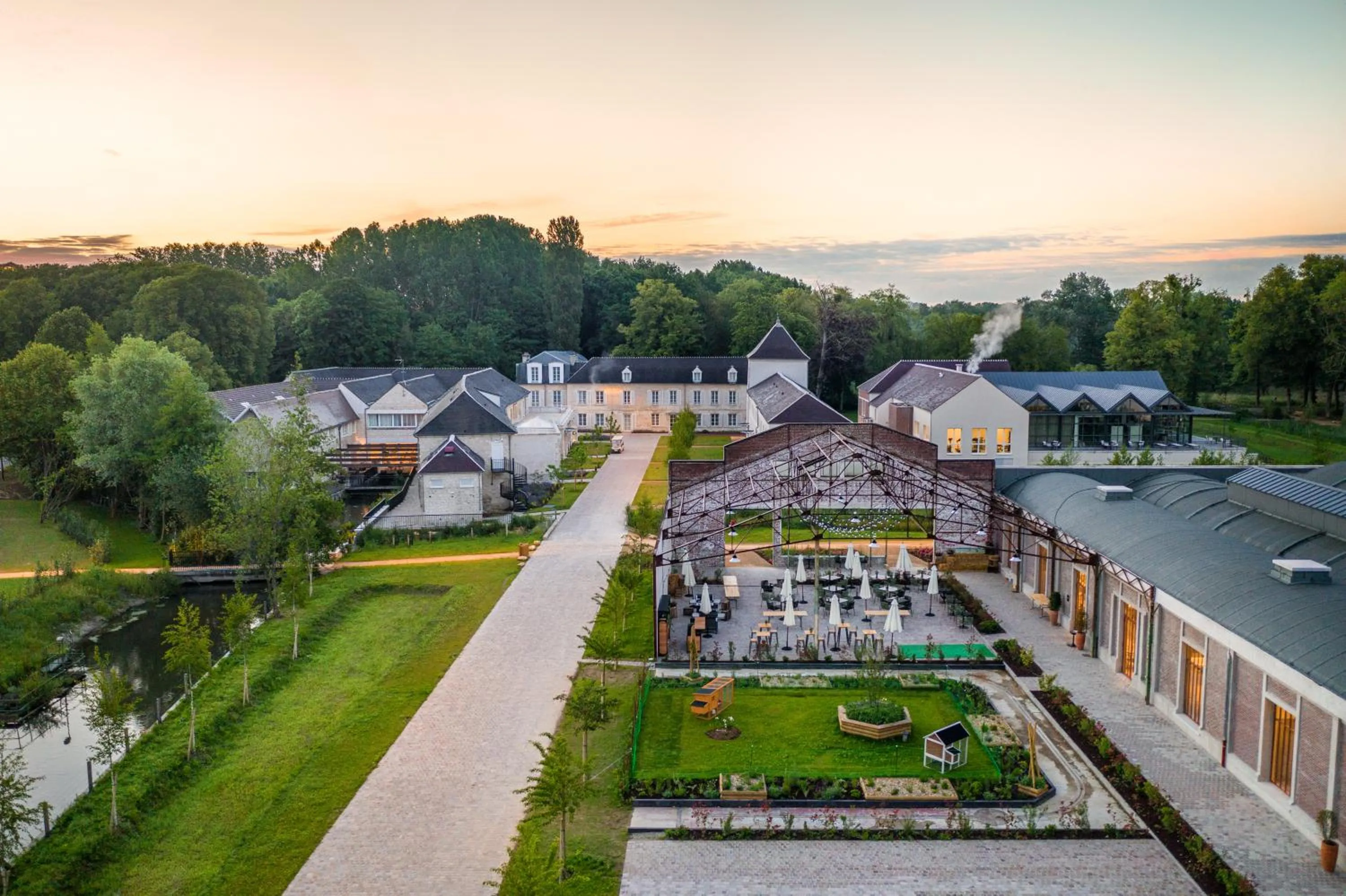 Property building in Le Grand Pavillon Chantilly