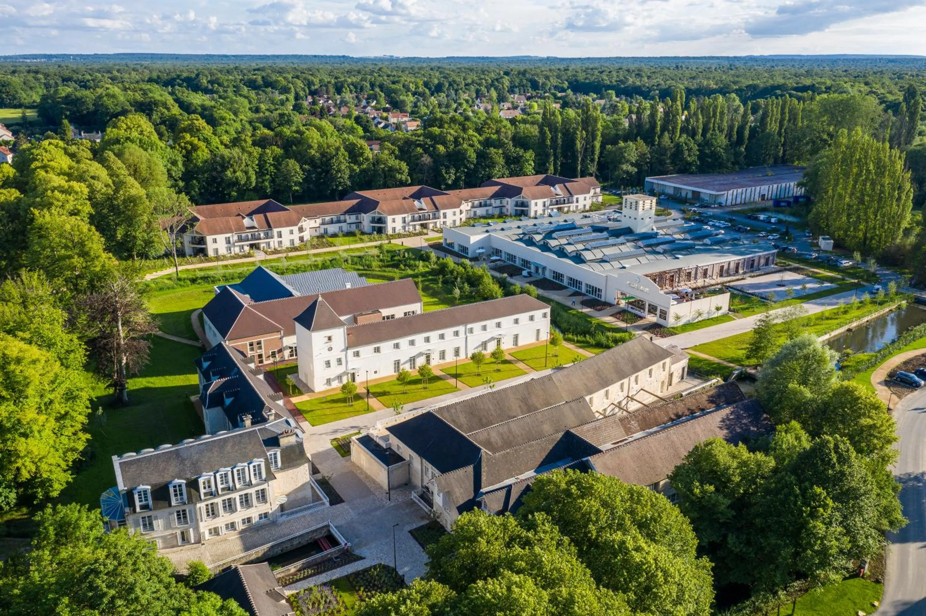 Property building in Le Grand Pavillon Chantilly