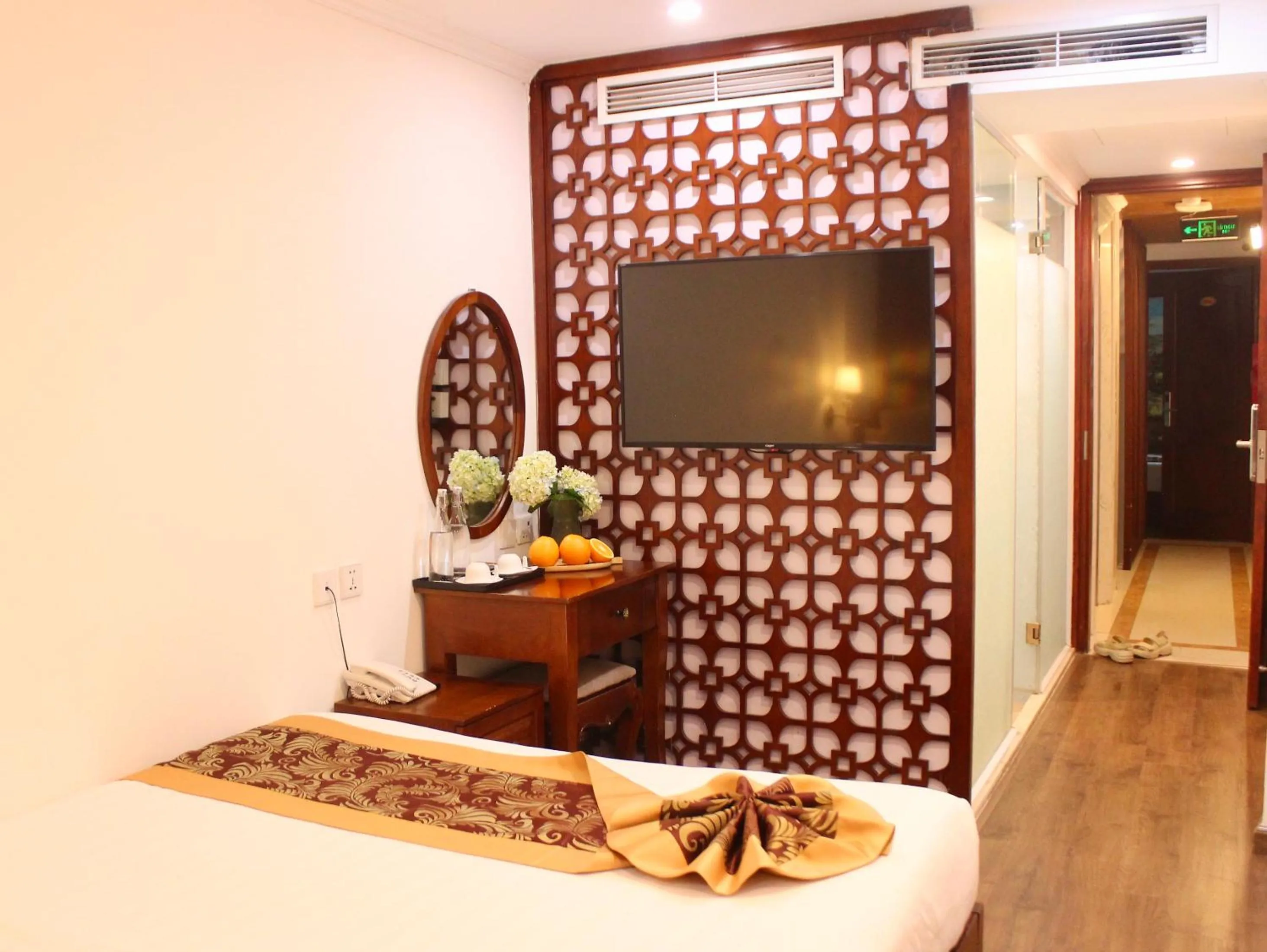 Photo of the whole room in DE LA SOIE Hotel & Travel