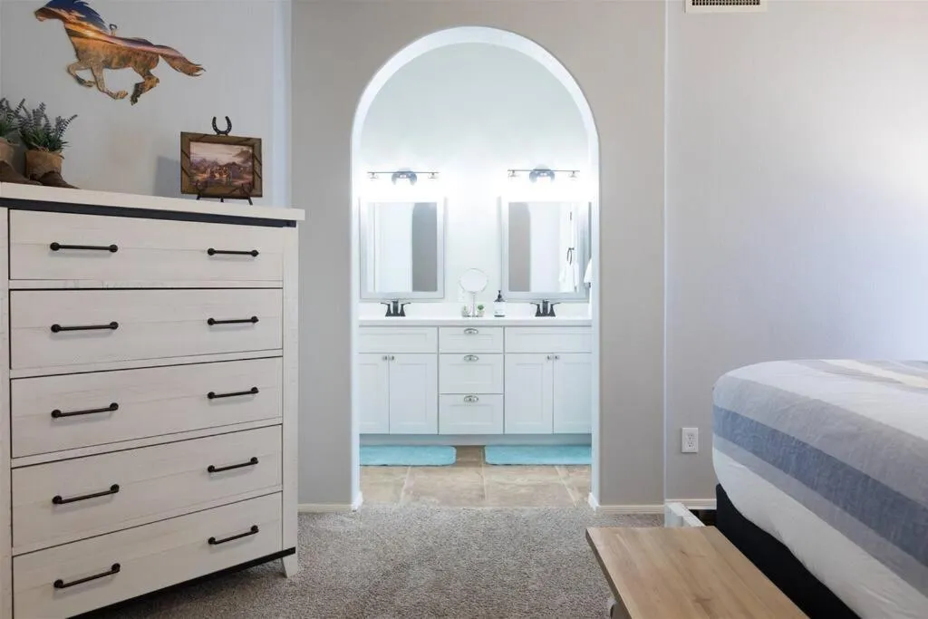 Bed in Cozy home with pool, fire table, BBQ, RV parking