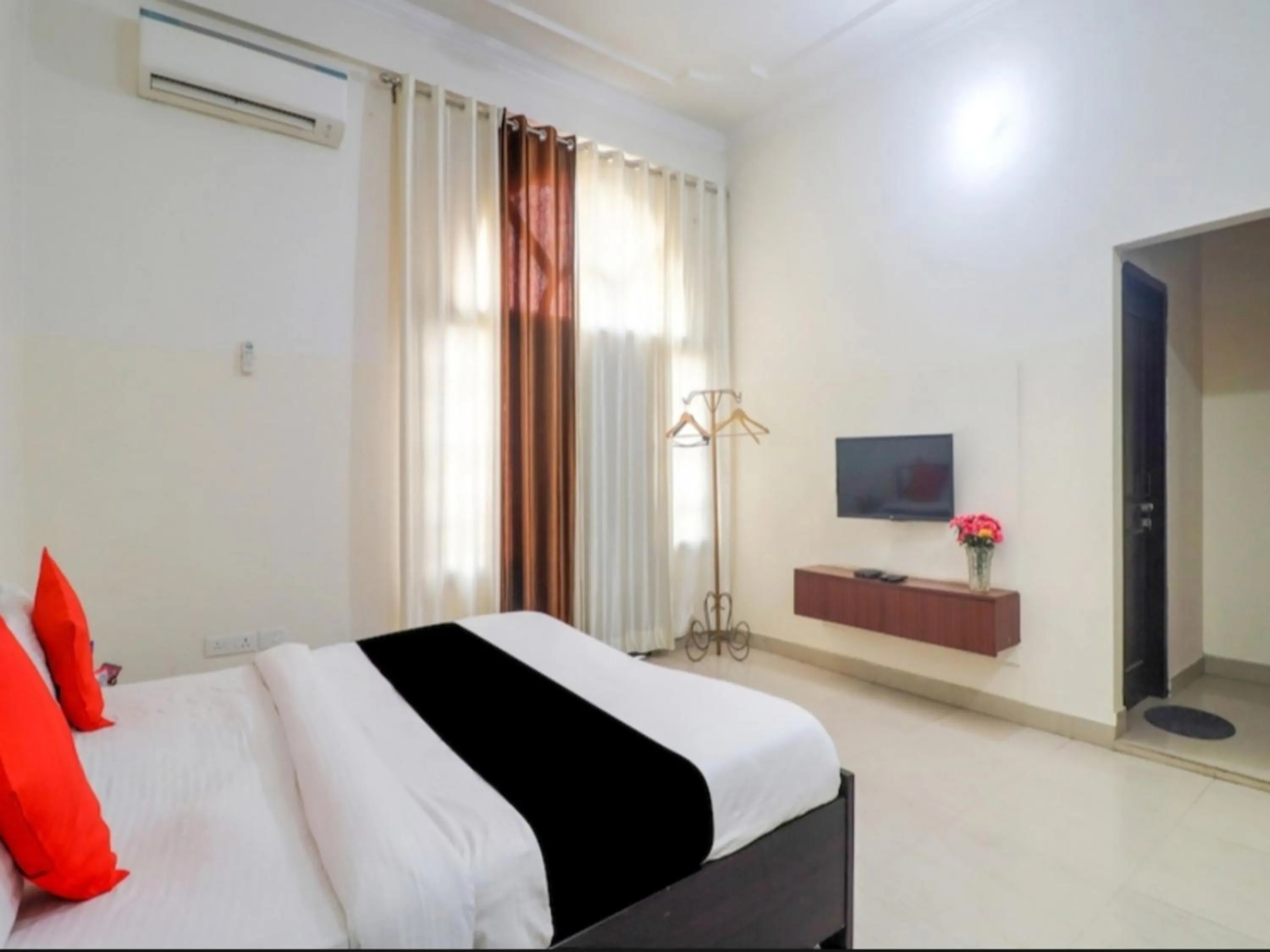 Communal lounge/ TV room in IIDM Eco Resort